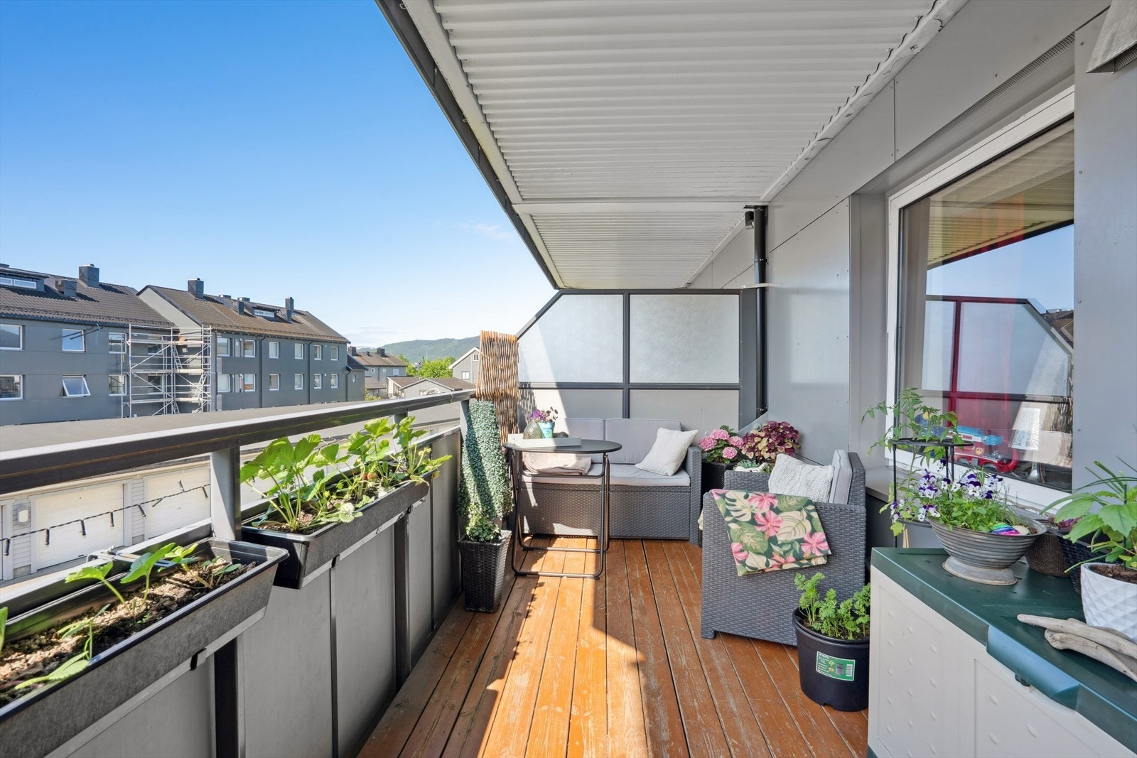 Med tilkomst fra stuen har man en koselig, overbygget balkong på ca. 10 kvm hvor man har god plass til å møblere med sittegruppe. Galleribilde