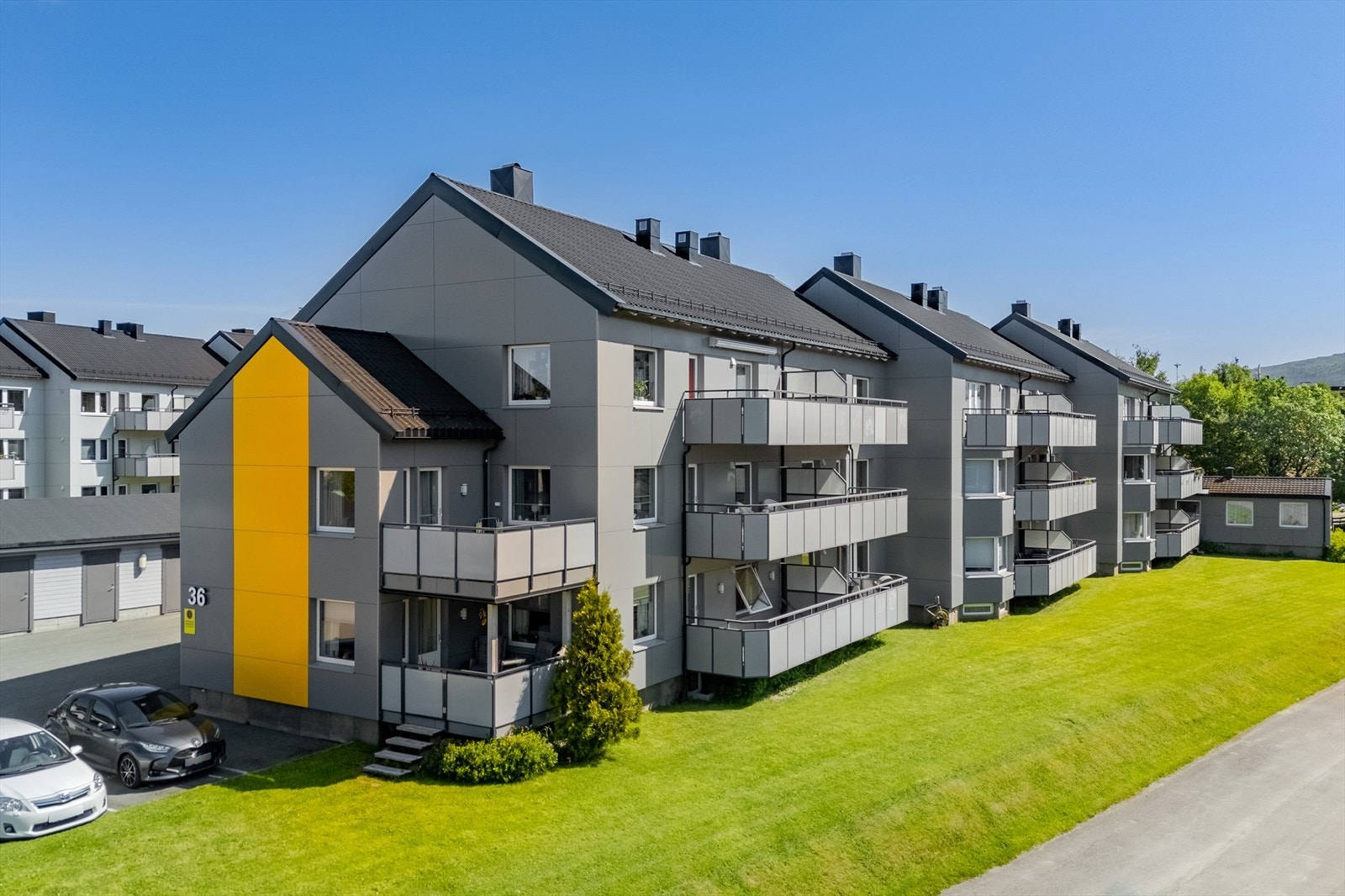 Fellesområdene er pent opparbeidet med grøntareal som gir god boltreplass for store og små. Galleribilde