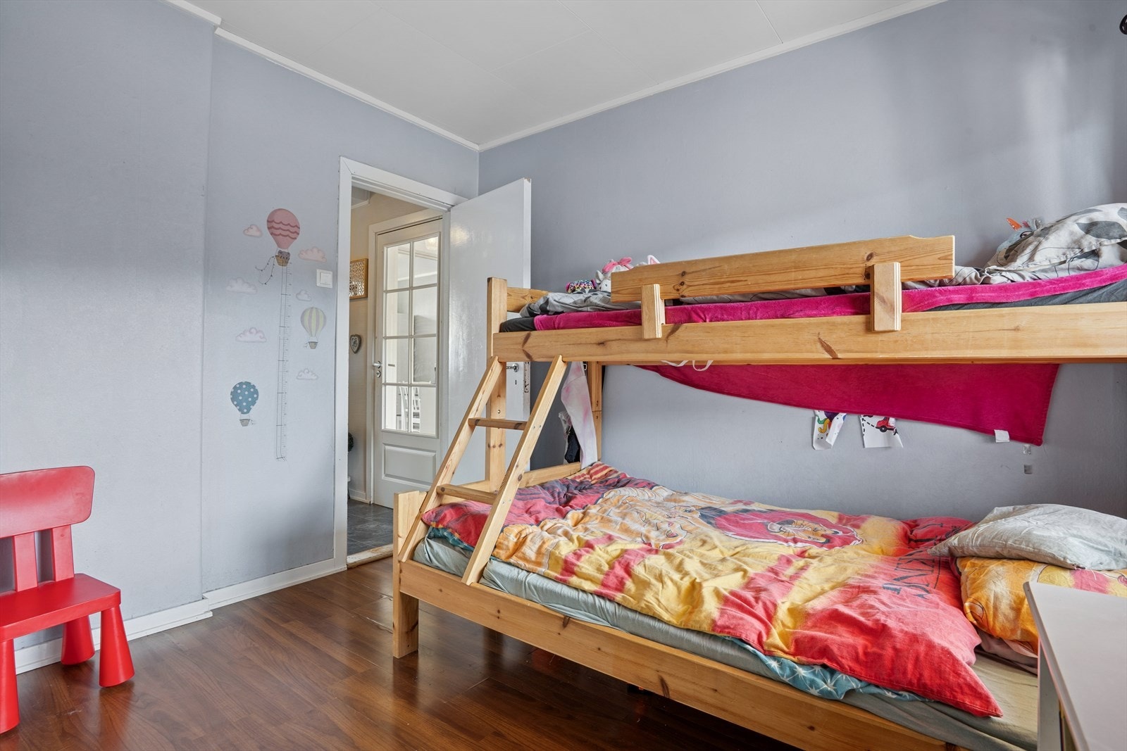 Soverom 2 er også av god størrelse og er i dag innredet som barnerom. Galleribilde