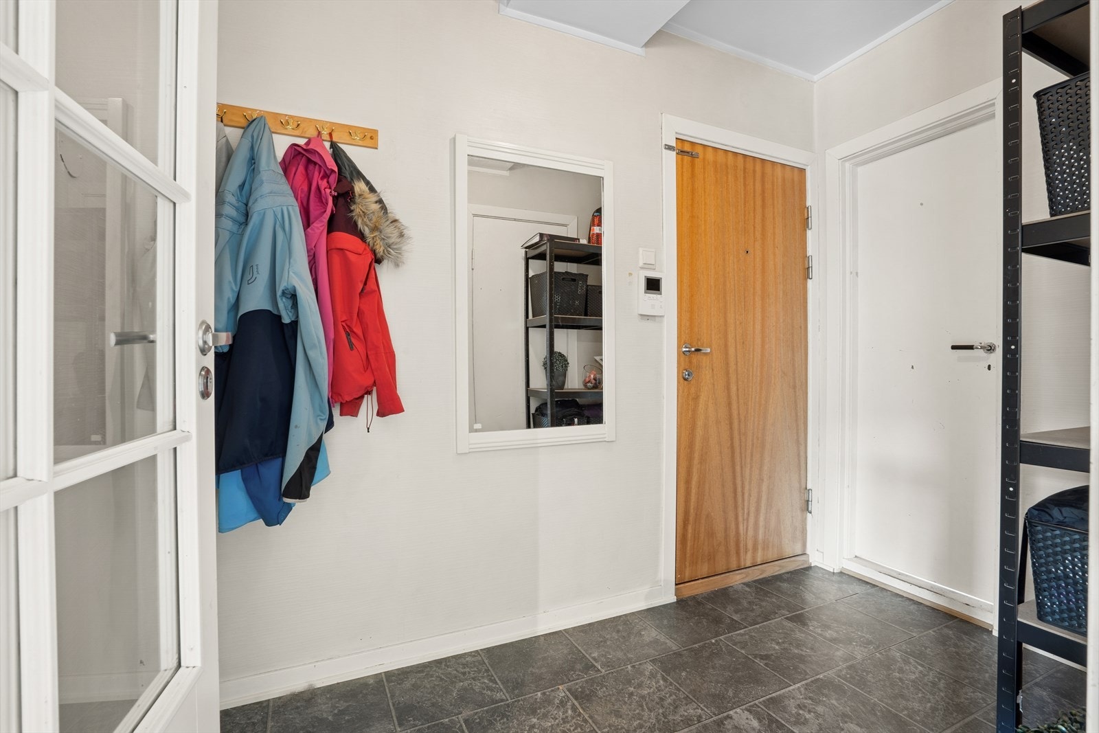 Leiligheten har en romslig entré hvor man har god plass til å henge fra seg yttertøy og sko. Galleribilde
