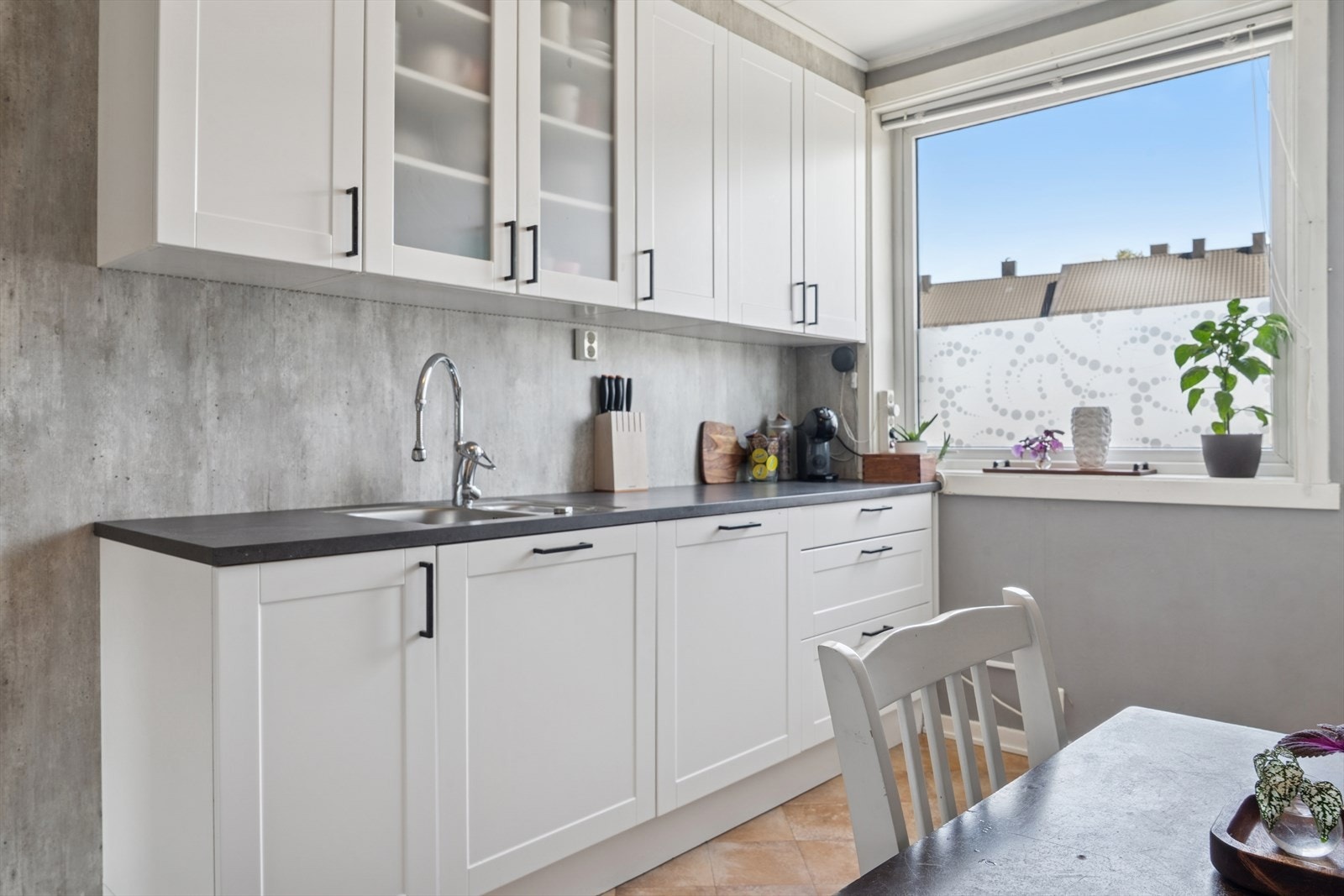 Kjøkkenet var nytt i 2018 og er tidløst innredet med hvite, slette fronter og grå benkeplate i laminat. Galleribilde