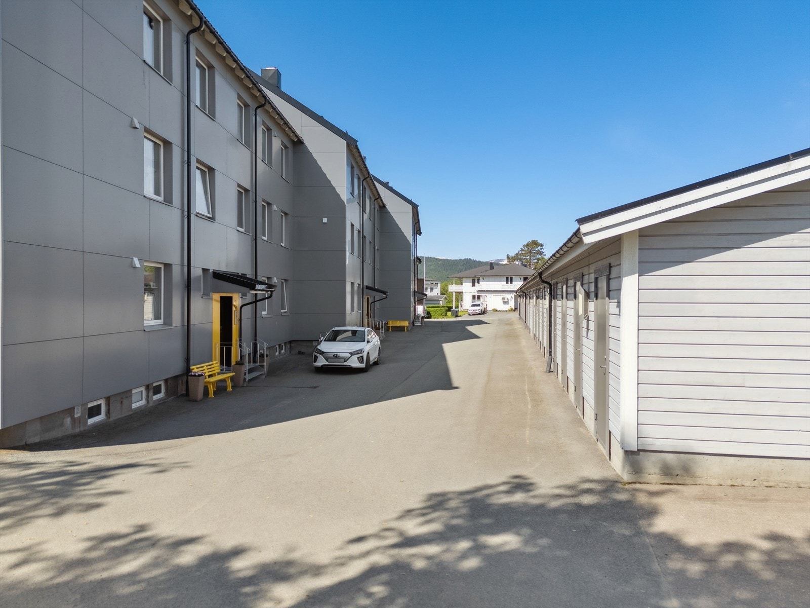 Leiligheten har i tillegg til én bod på loftet og to boder i kjeller, én utvendig bod. Bodene gir svært god lagringsplass. Galleribilde