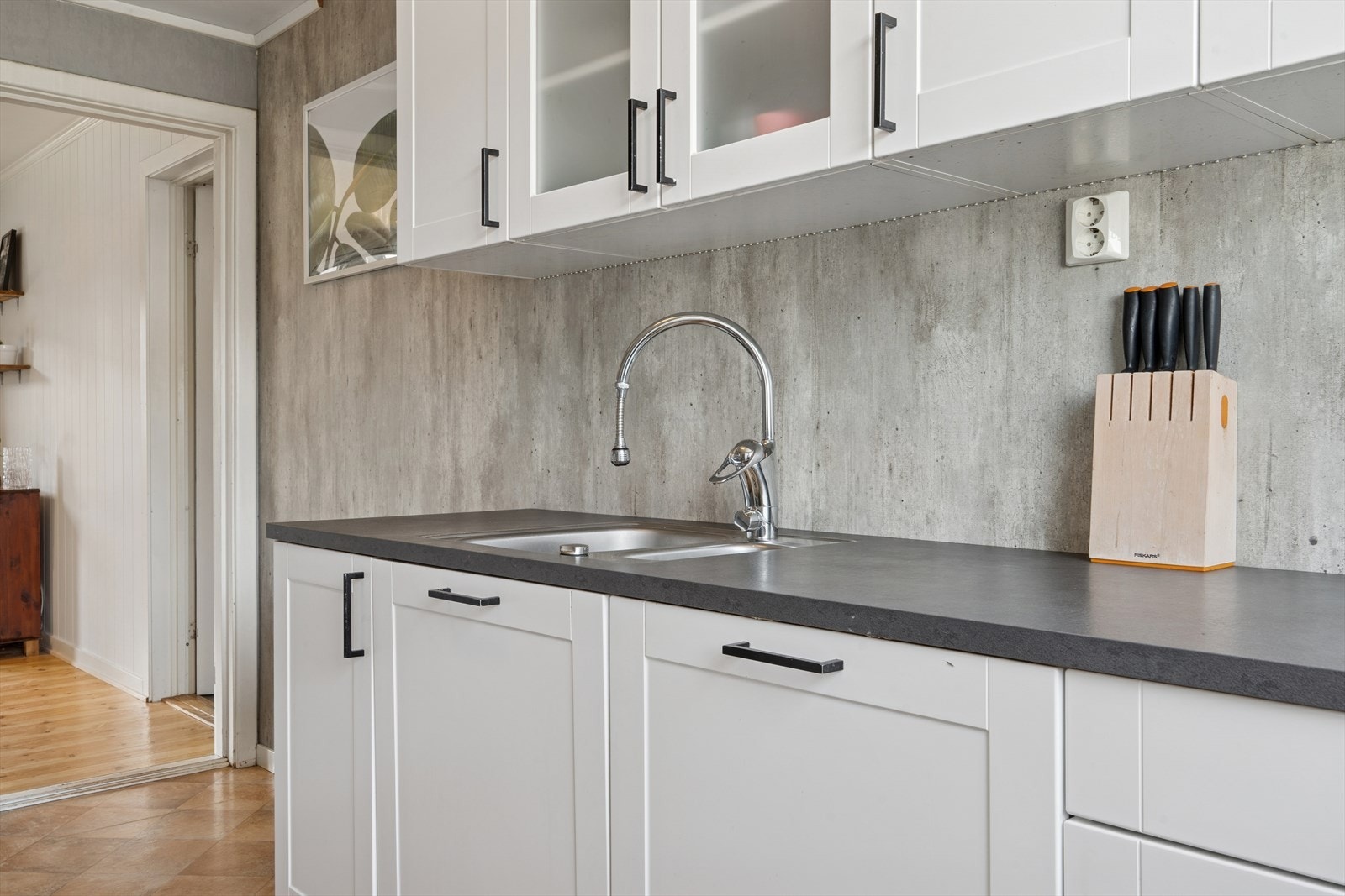 Kjøkkenet er ellers utstyrt med kombiskap, oppvaskmaskin og komfyr. Galleribilde