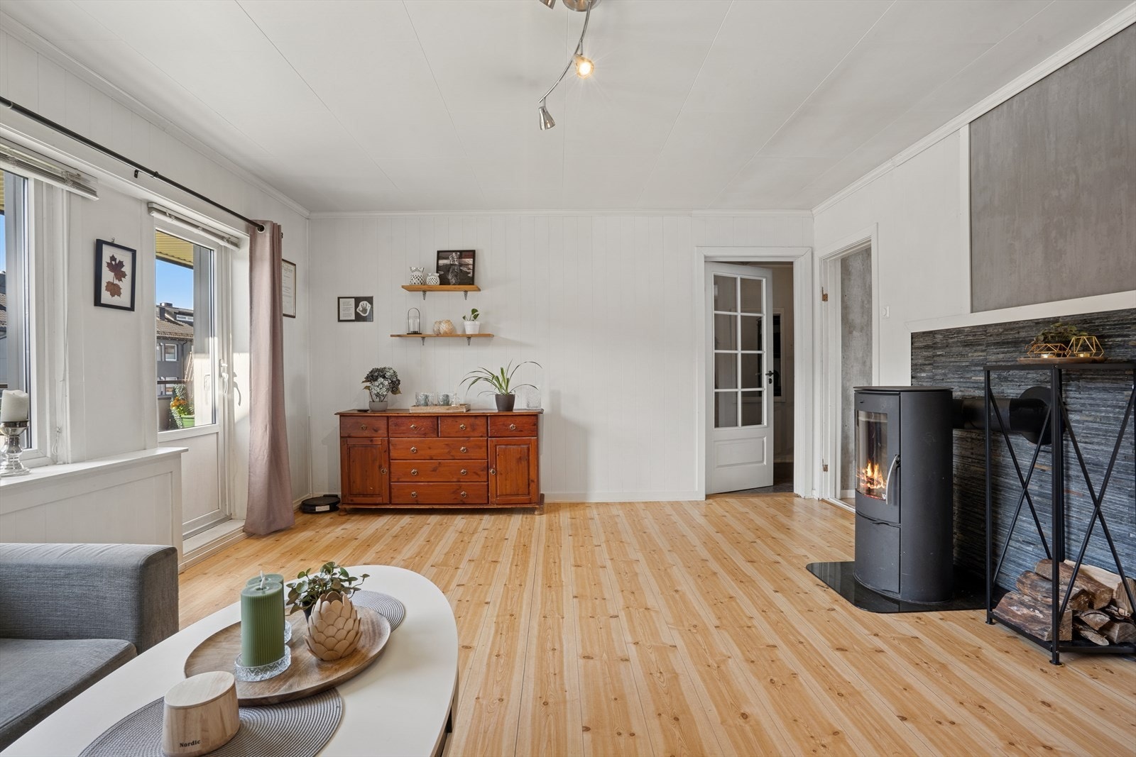 Stuen er romslig og har store vindusflater som sørger for rikelig med lysinnslipp. Her har man rom for å møblere med både sofa- og spisegruppe. Galleribilde