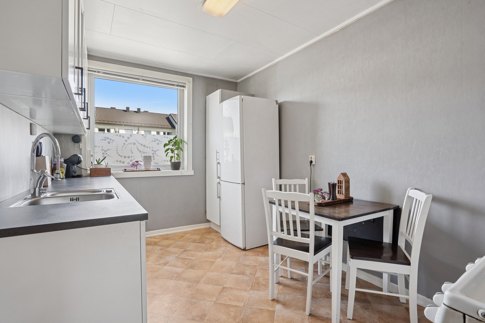 Kjøkkenet ligger separat fra stuen. her har man plass til å møblere med en liten sittegruppe. Galleribilde