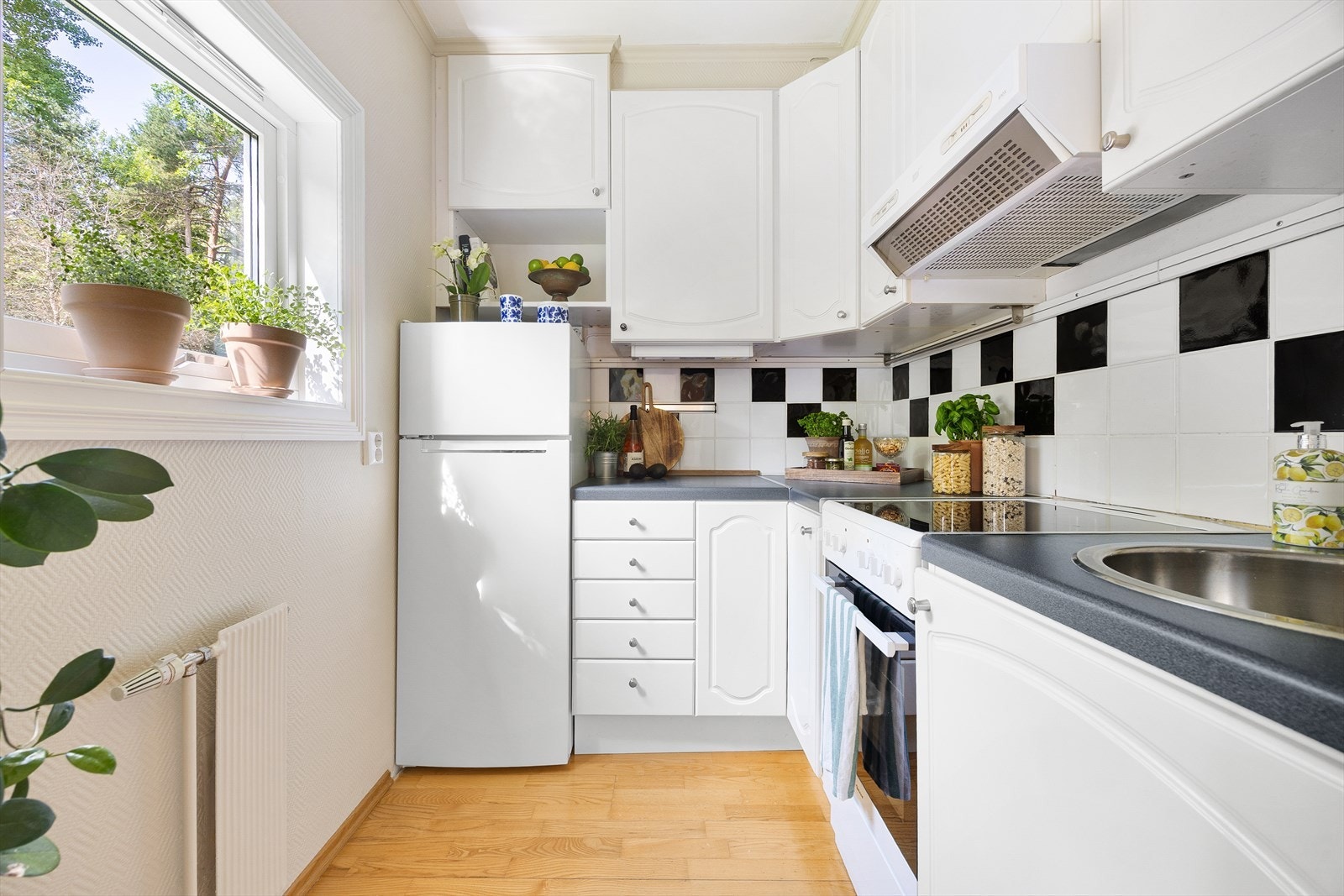 Frittstående komfyr og kjøleskap er fra 2021 Galleribilde