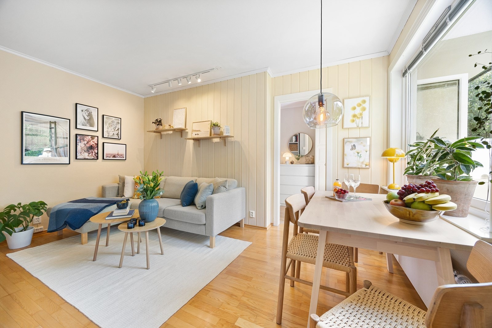 Stuen er lys og luftig med en stor vindusflate Galleribilde