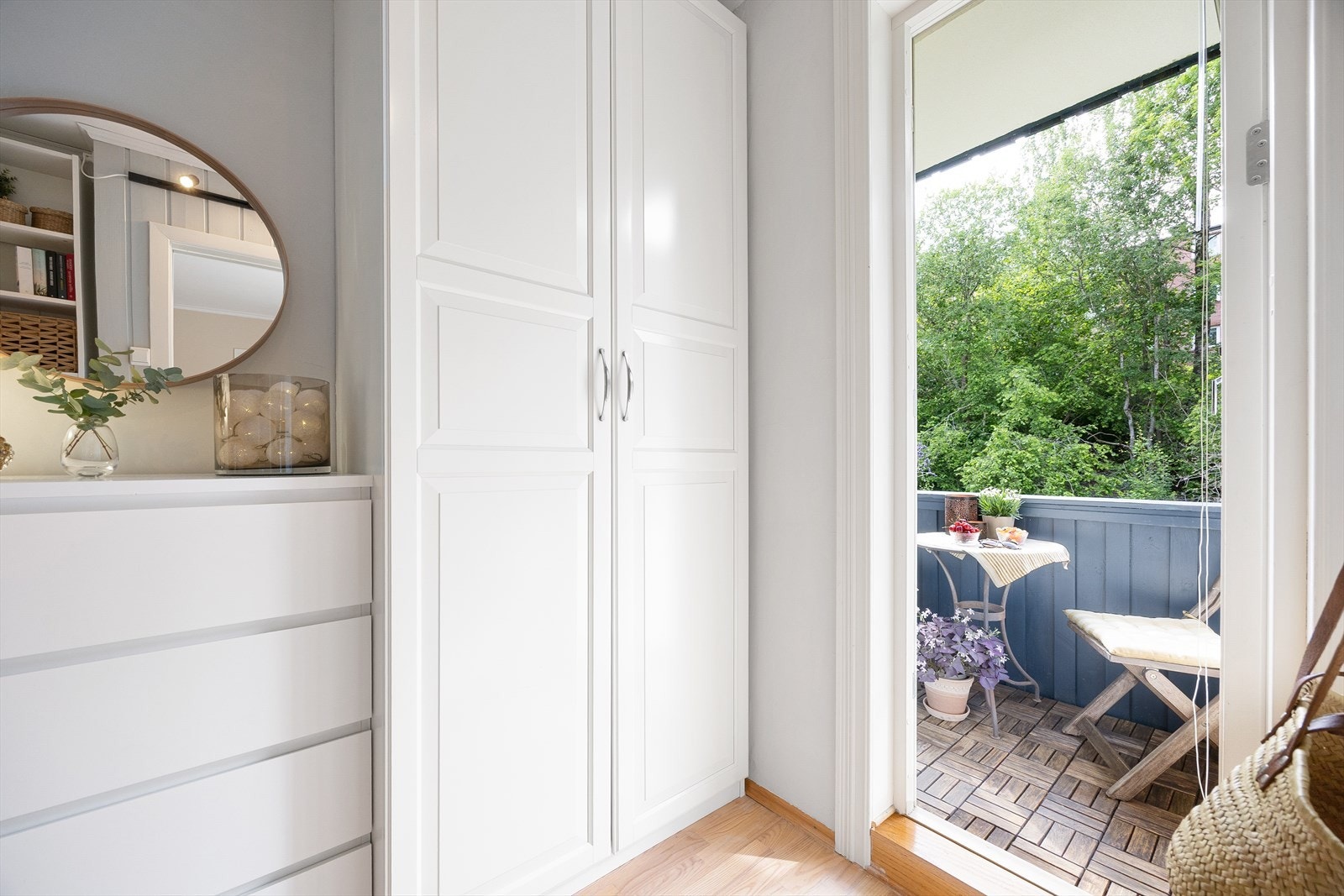 Soverommet er godt utnyttet med skapplass Galleribilde