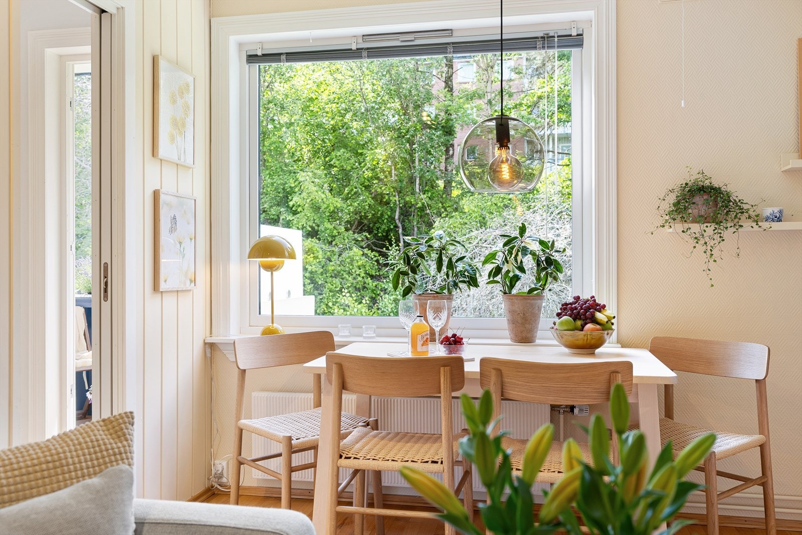 Koselig spiseplass med utsyn Galleribilde