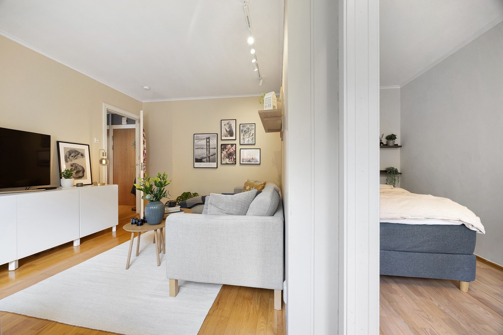 En tidligere eier har satt opp vegg i stuen for å gi plass til eget soverom Galleribilde