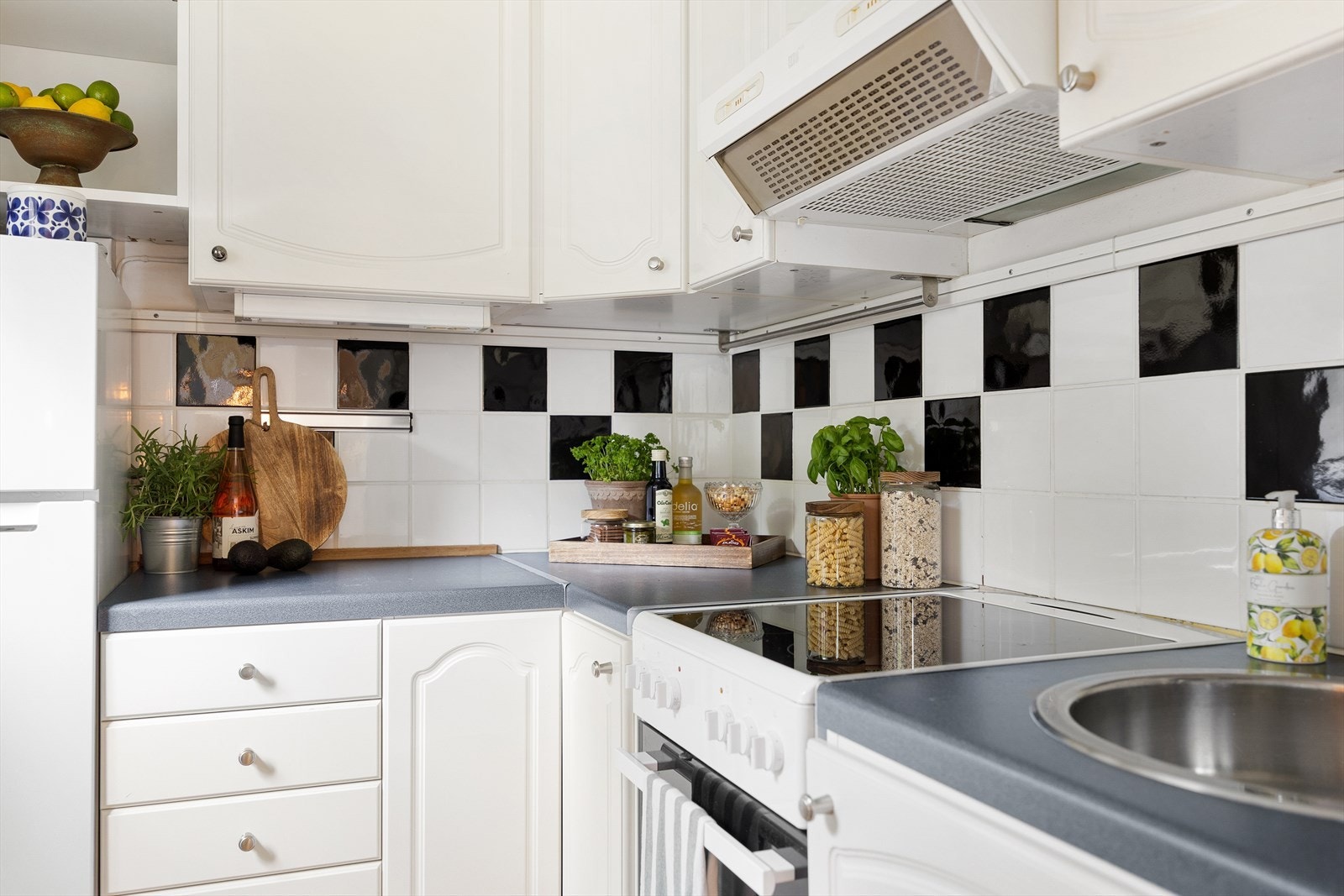 Kjøkkenventilator har avtrekk ut av yttervegg Galleribilde