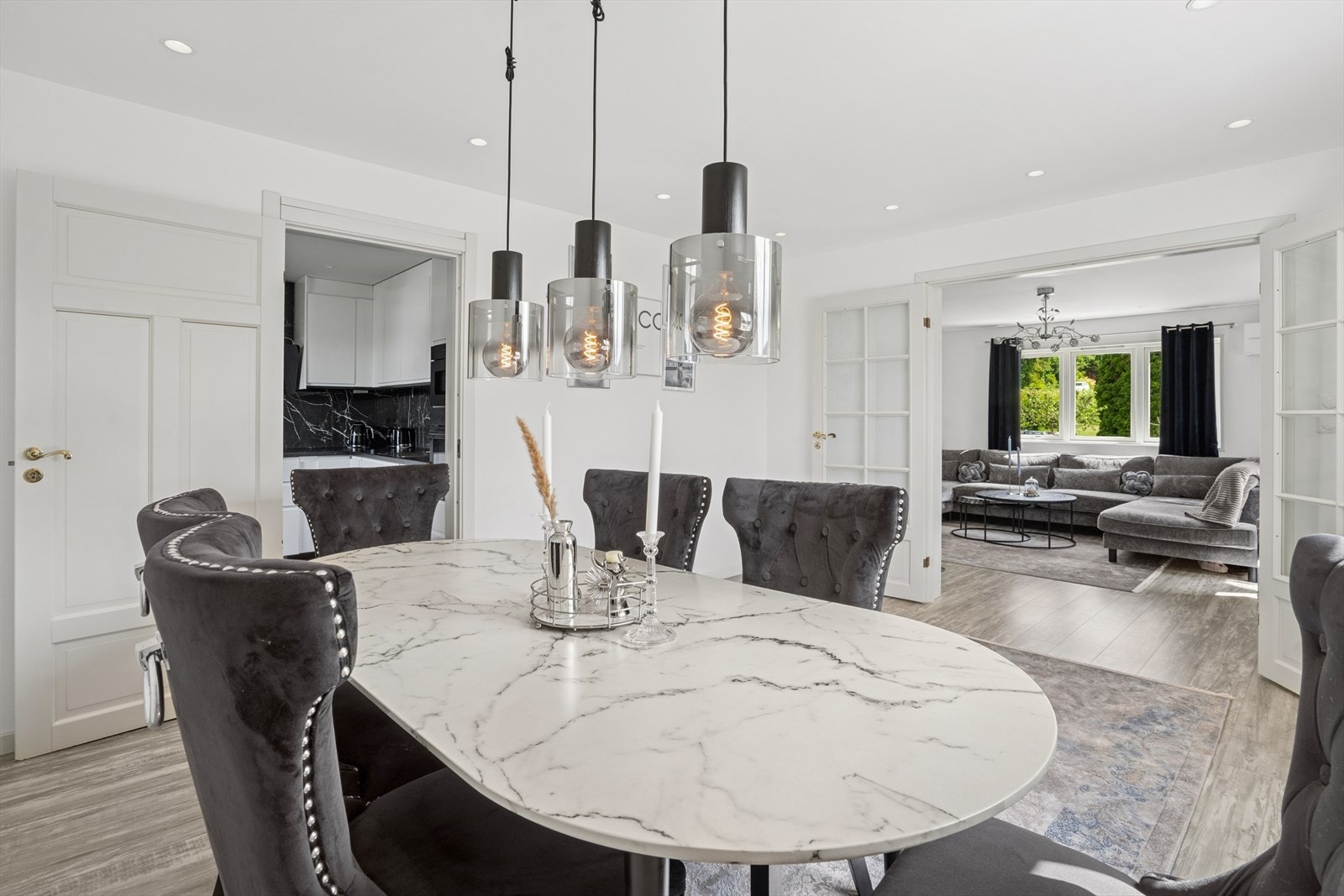 Spisestuen har en fin og naturlige plassering mellom kjøkken og stue. Galleribilde