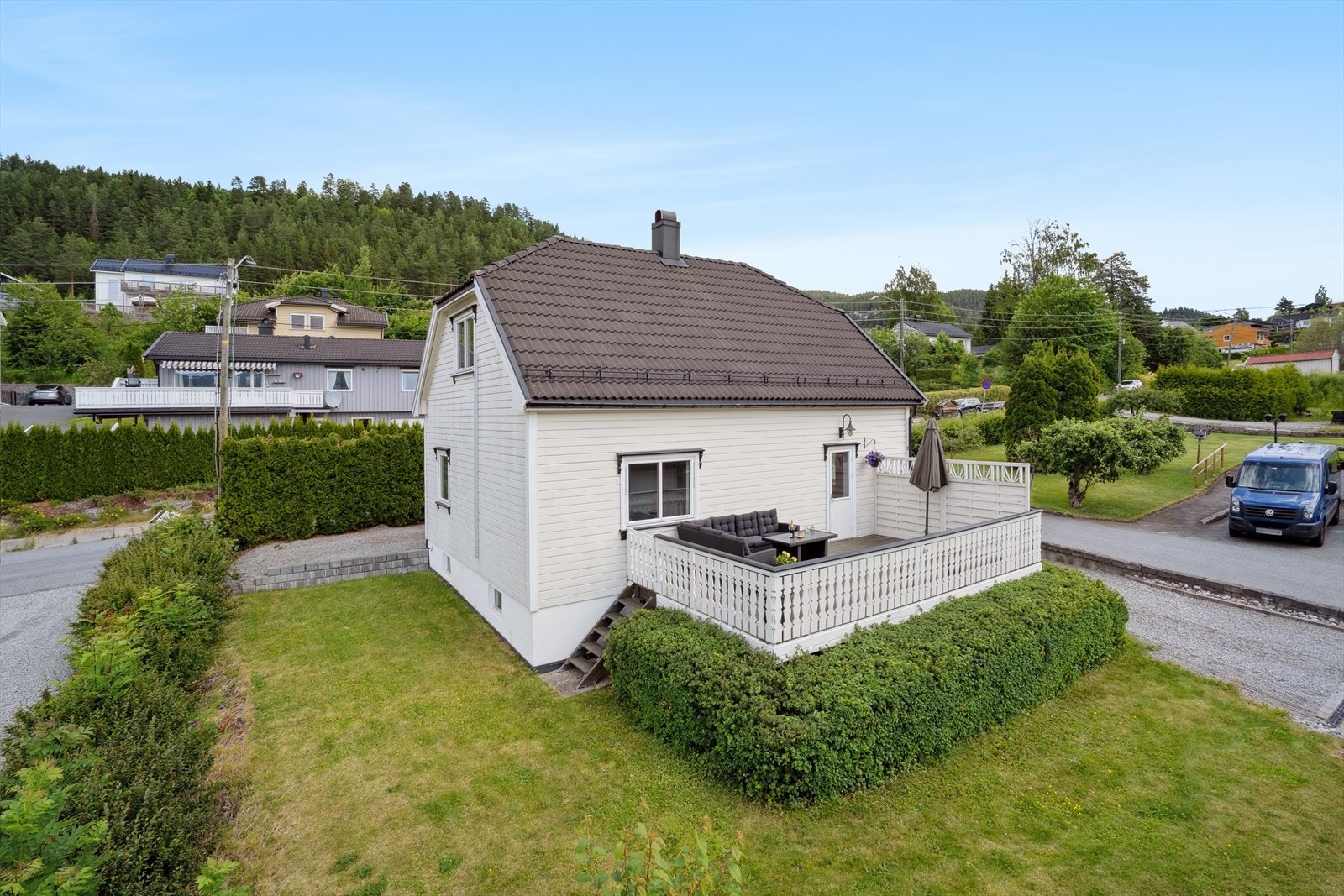 Pent opparbeidet hage omkranset med prydhekk for en fin og naturlig skjerming Galleribilde