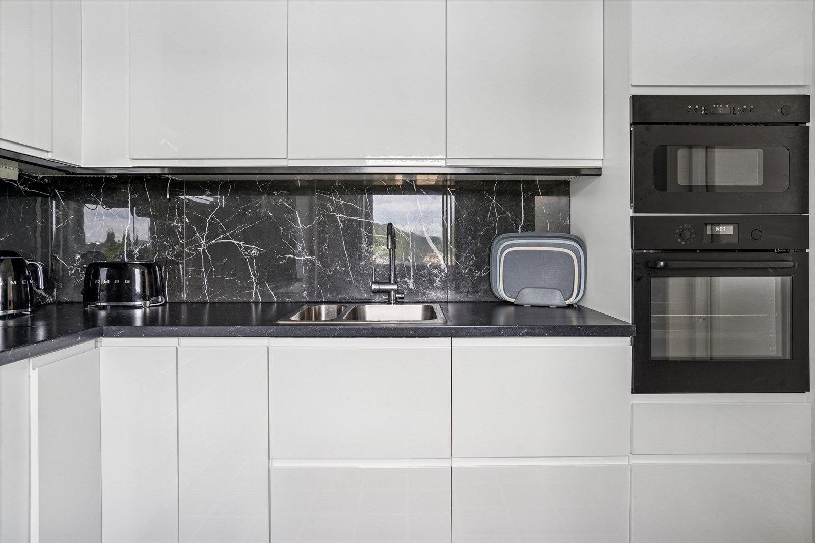 Over benken er det kitchenboard (plate), stikkontakter på vegg og god belysning. Galleribilde