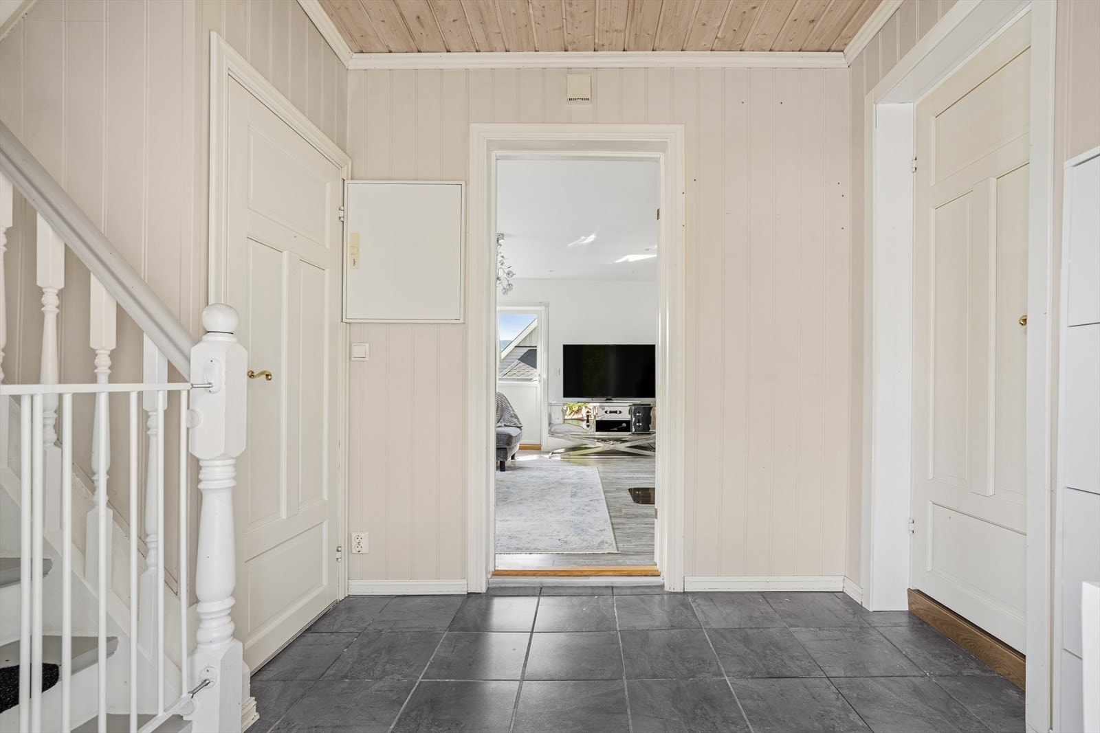 Fra entré er trapperom til andre etasje samt nedgang til kjeller med god lagringsplass Galleribilde