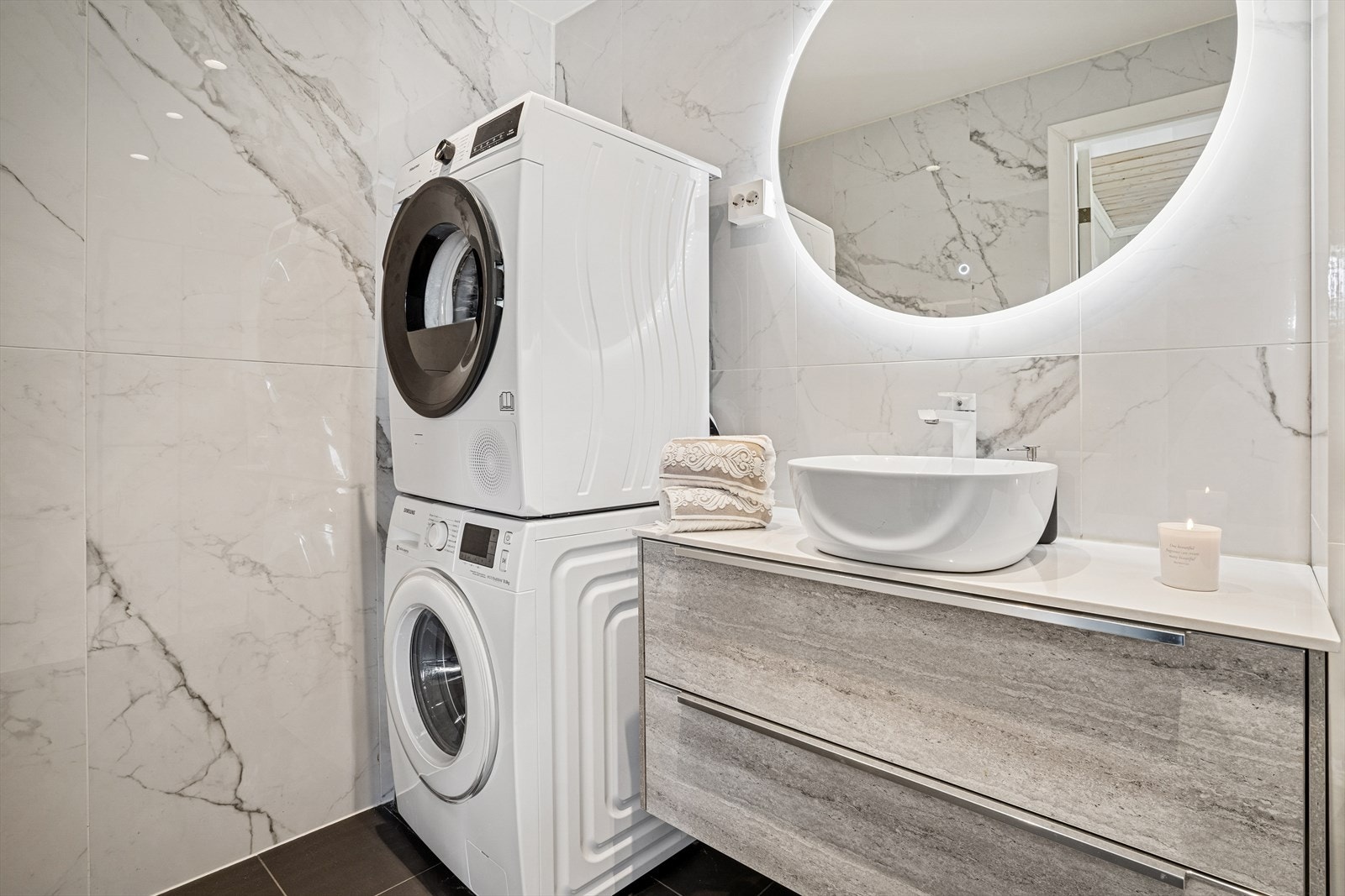 Baderommet er kombinert med vaskerom og har opplegg for vaskemaskin og tørketrommel. Galleribilde