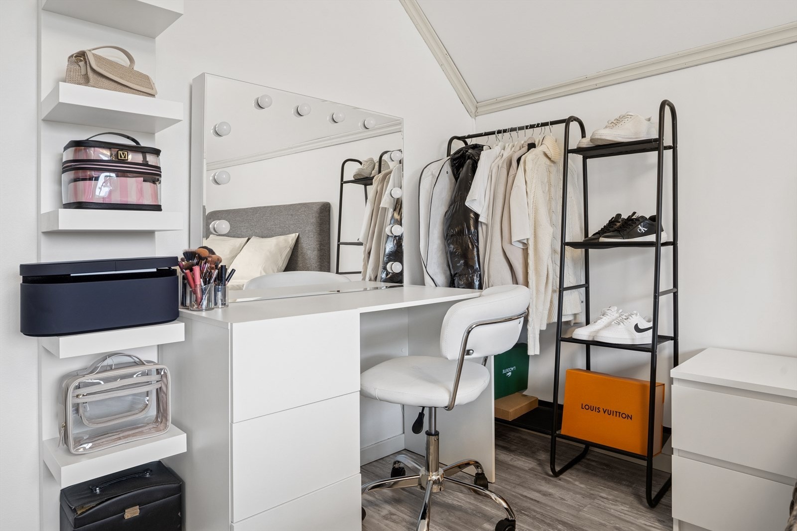 Det er plass for både stor dobbeltseng og konto/arbeidsplass Galleribilde