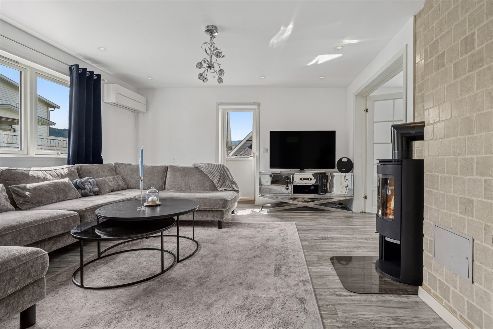 Stuen har installert både varmepumpe og peisovn for en jevnt og lunt inneklima Galleribilde