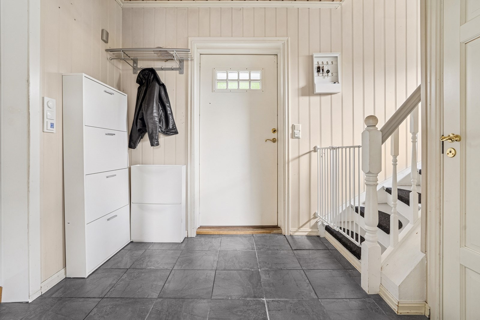 Velkommen inn - Flislagt entré med god plass for sko og yttertøy Galleribilde
