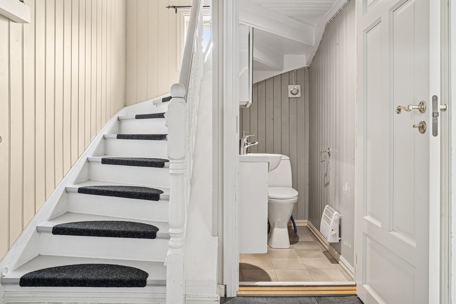 Ved trappegang er praktisk separat toalettrom med servantinnredning Galleribilde