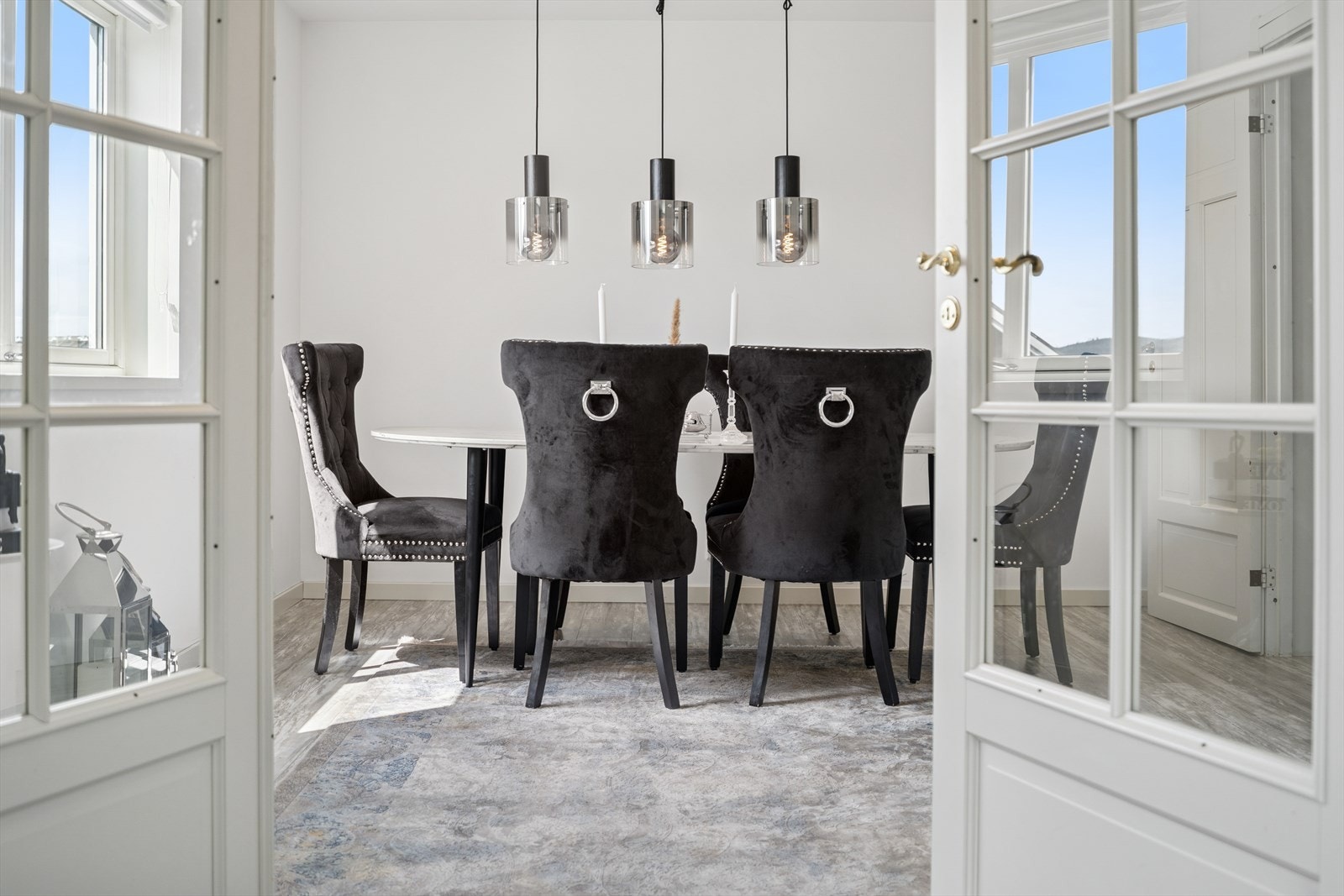 Via to-fløyet glassdører kommer du inn i en lys og romslig spisestue Galleribilde