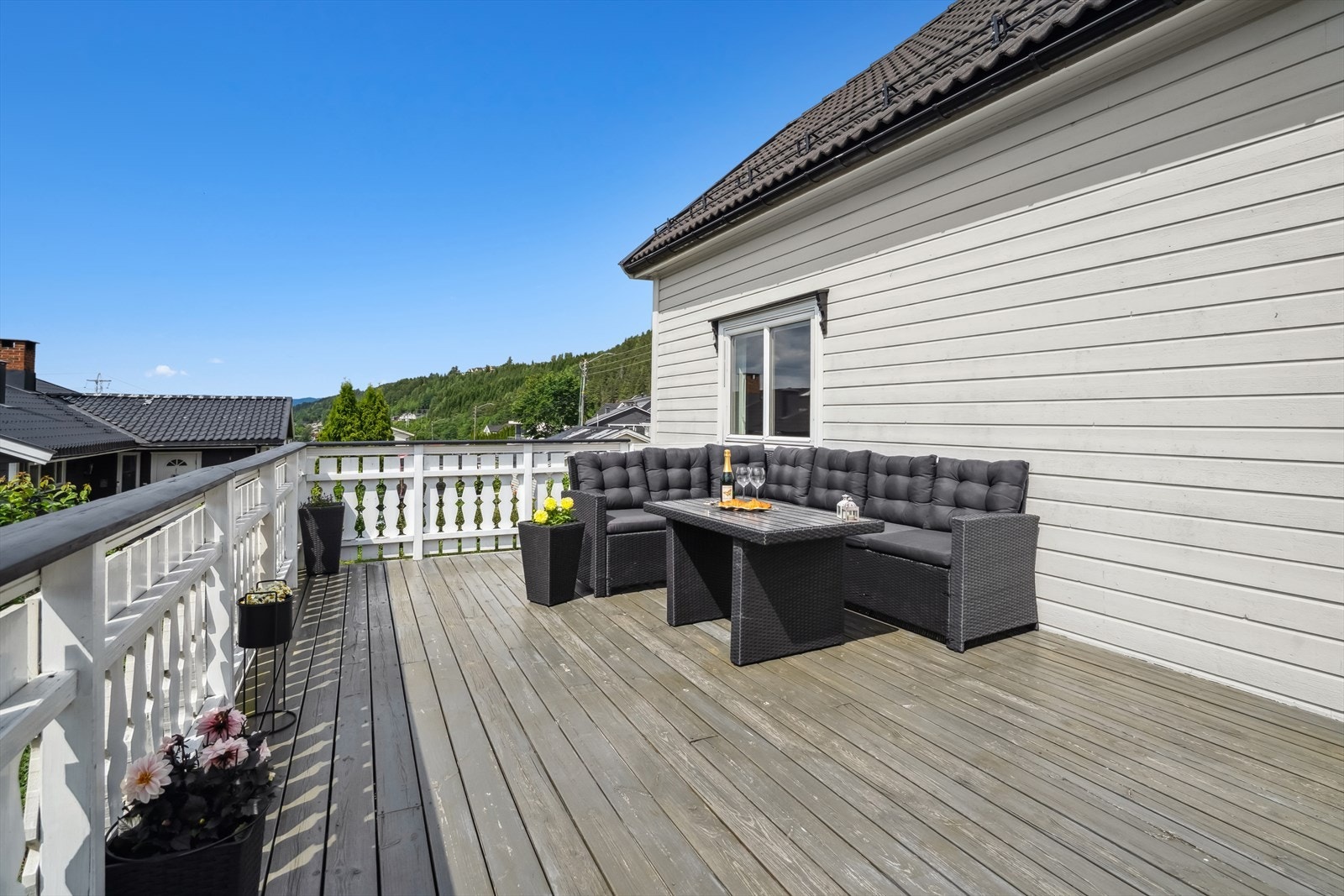 Solrik og romslig terrasse på 24 kvm - her er god plass for ønsket utemøblement Galleribilde