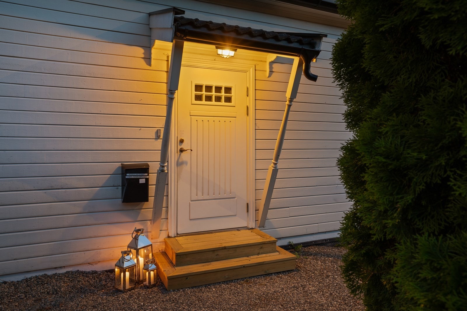 Inngangspartiet med overbygg fra gruslagt gårdsplass Galleribilde