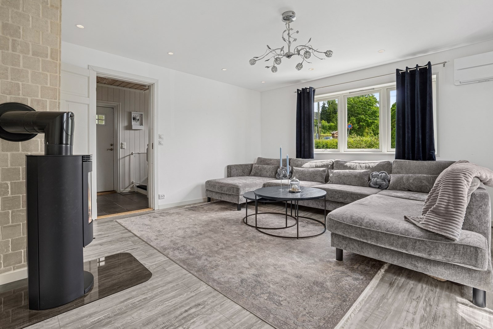 Innvendig har boligen en lys og stilren fargepalett med et helhetlig uttrykk Galleribilde