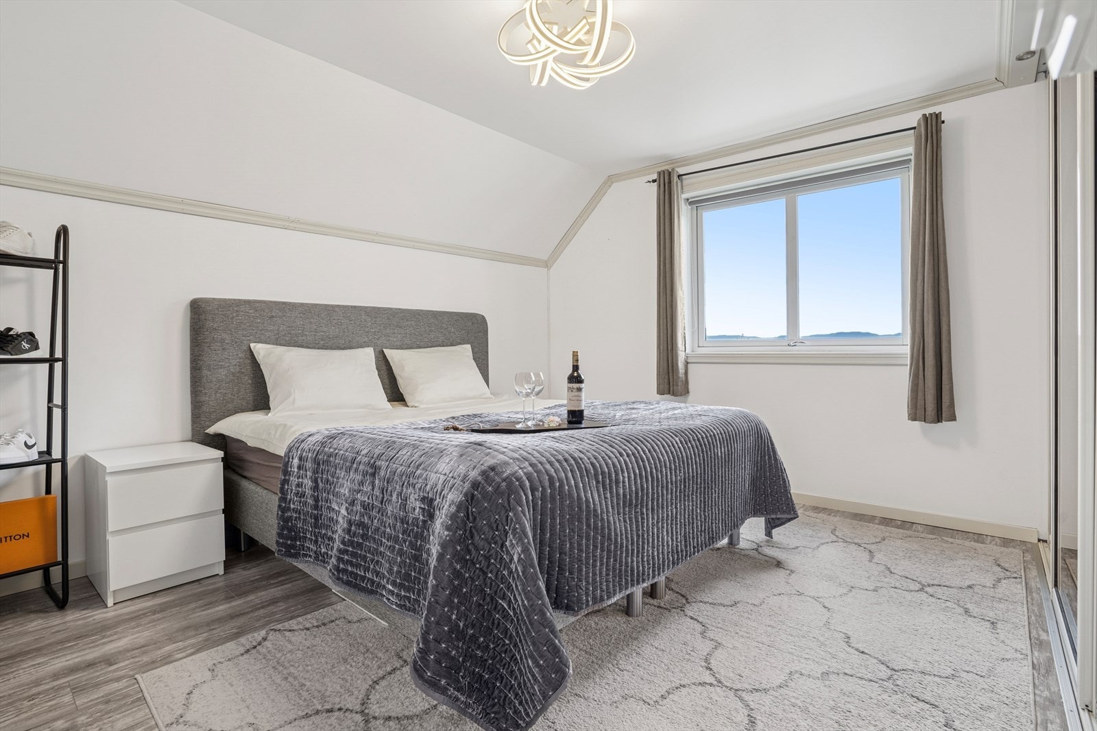 Boligen har to soverom, begge i andre etasje Galleribilde