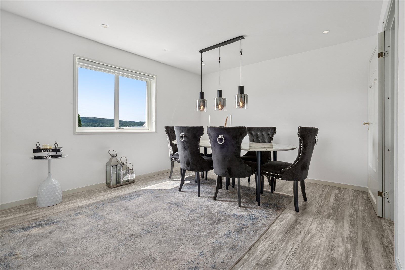 God plass for langbord med plass for familie og venner Galleribilde