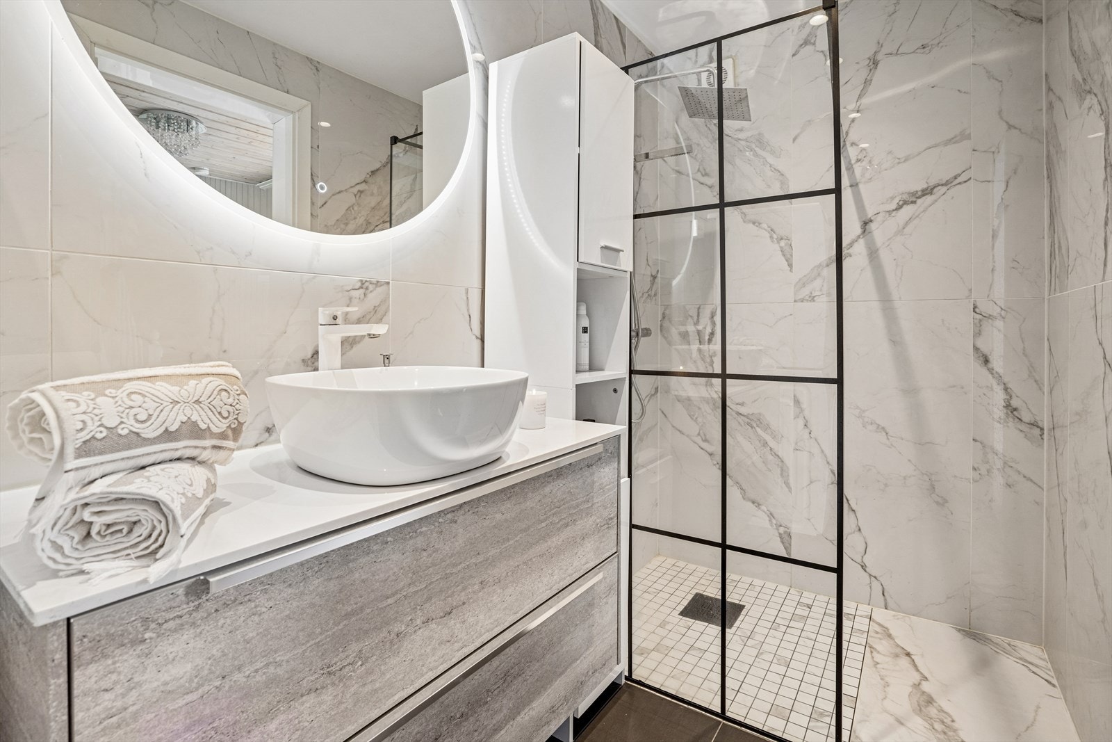 Baderommet ble modernisert i 2020 og har store, moderne fliser på vegger og gulv, samt behagelig gulvvarme. Galleribilde