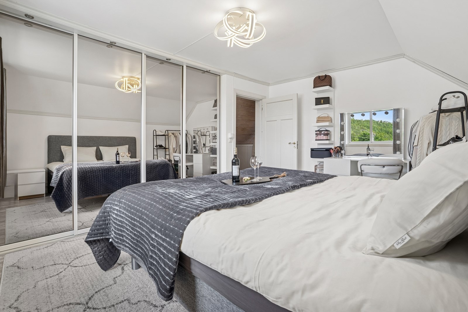 Hovedsoverom er lyst og har stor plassbygd skyvedørsgarderobe Galleribilde