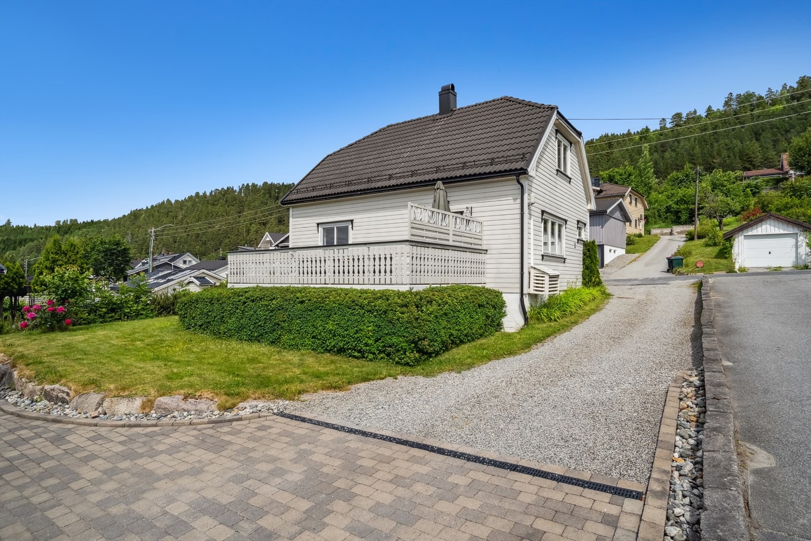 Familievennlig enebolig i veletablert og rolig boområde i Krokstadelva, kjent for sin barnevennlige og trafikkstille atmosfære. Galleribilde