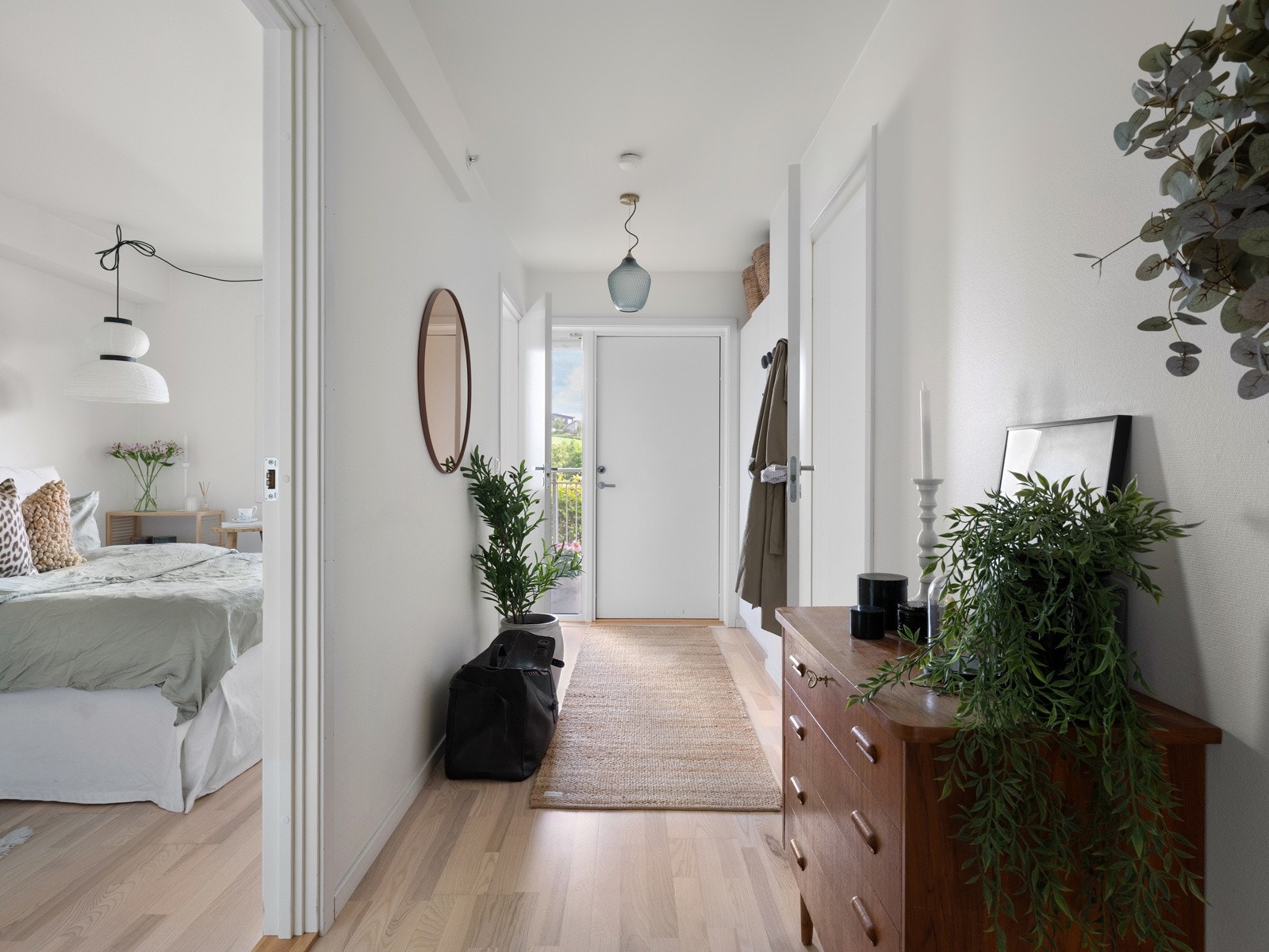 Entréen har en praktisk utforming med plass til garderobeløsning og gode opphengsmuligheter for yttertøy og sko. Galleribilde