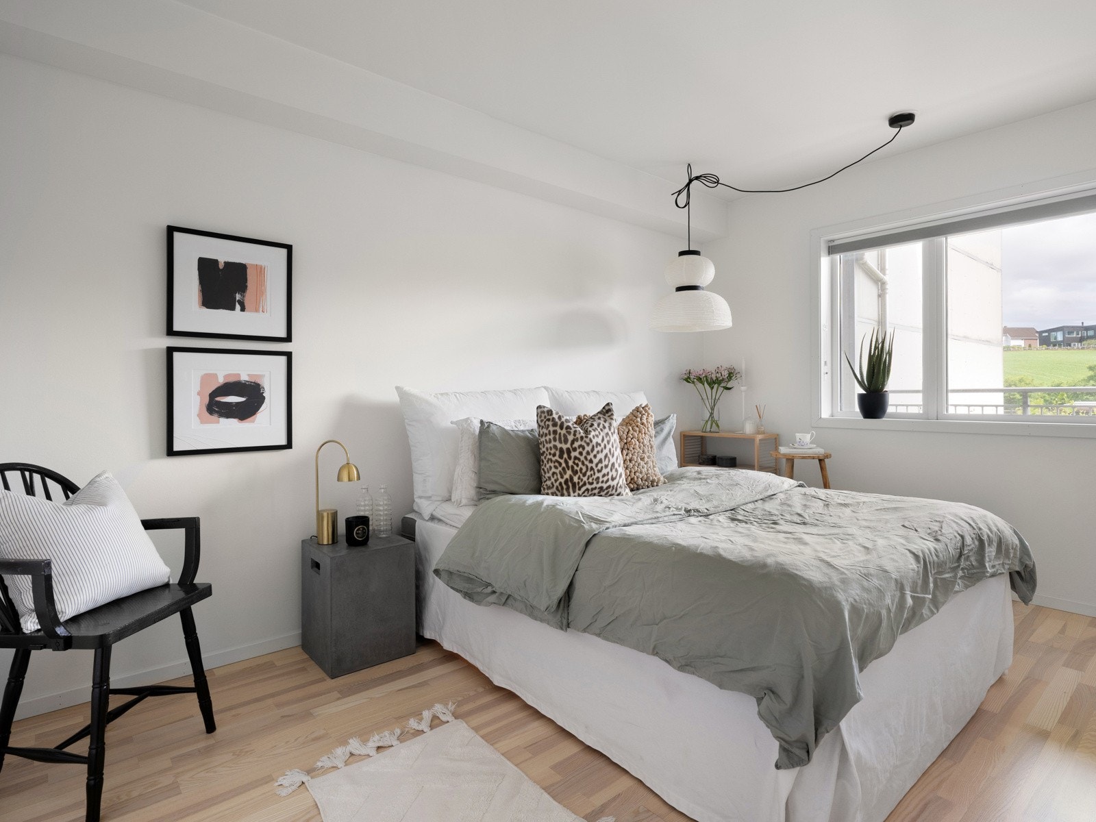Leiligheten har to romslige soverom med plass til seng, garderobe og øvrig møblement etter behov. Galleribilde