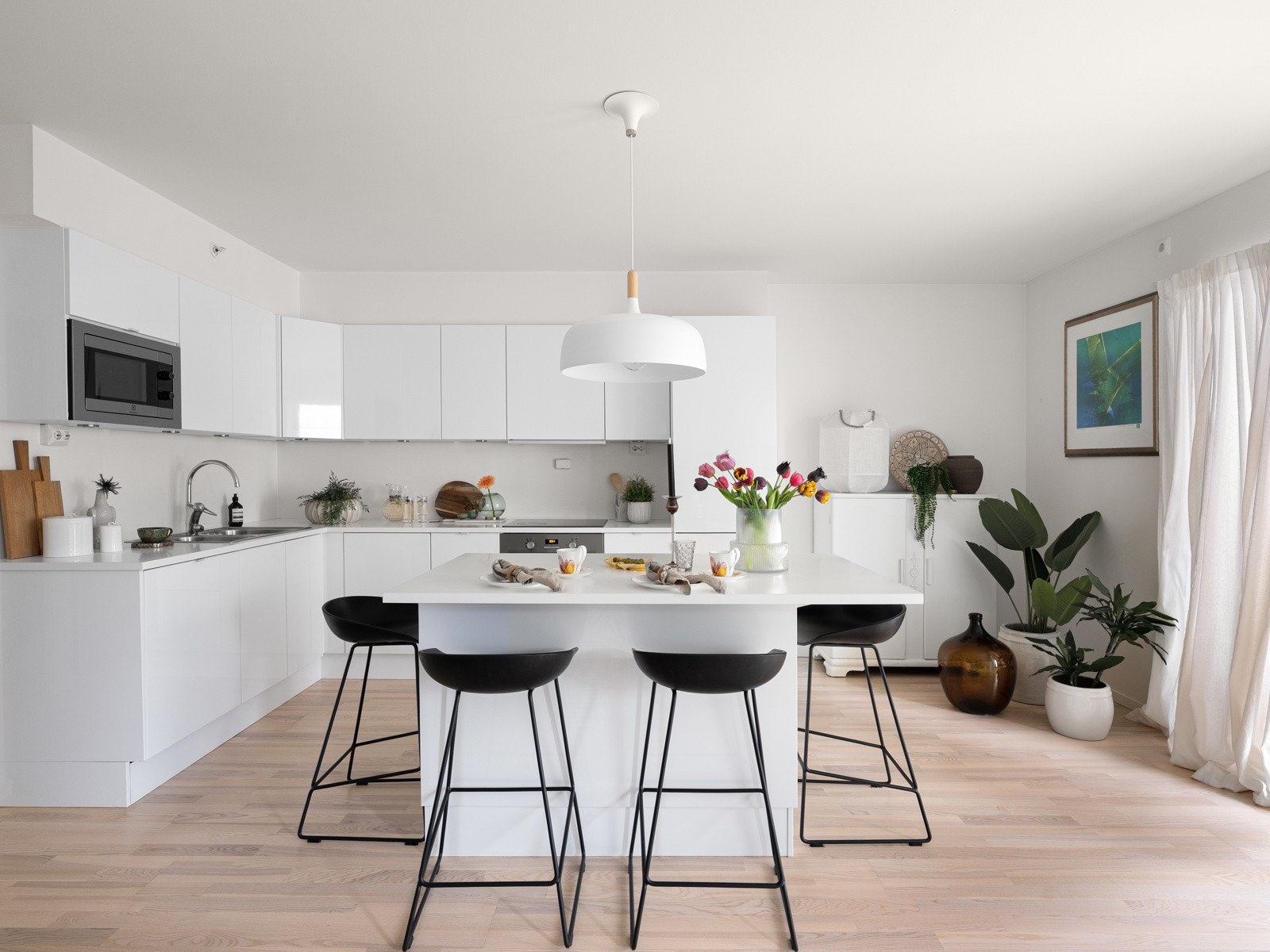 En praktisk kjøkkenøy gir ekstra arbeidsflate og har sitteplass for barstoler - perfekt for en rask frokost eller hyggelig selskap mens maten tilberedes. Galleribilde