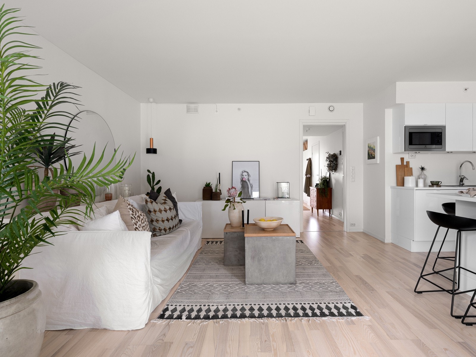 Stuen har en naturlig tilknytning til kjøkkenet, noe som gjør rommet godt egnet for både hverdag og sosiale sammenkomster. Galleribilde