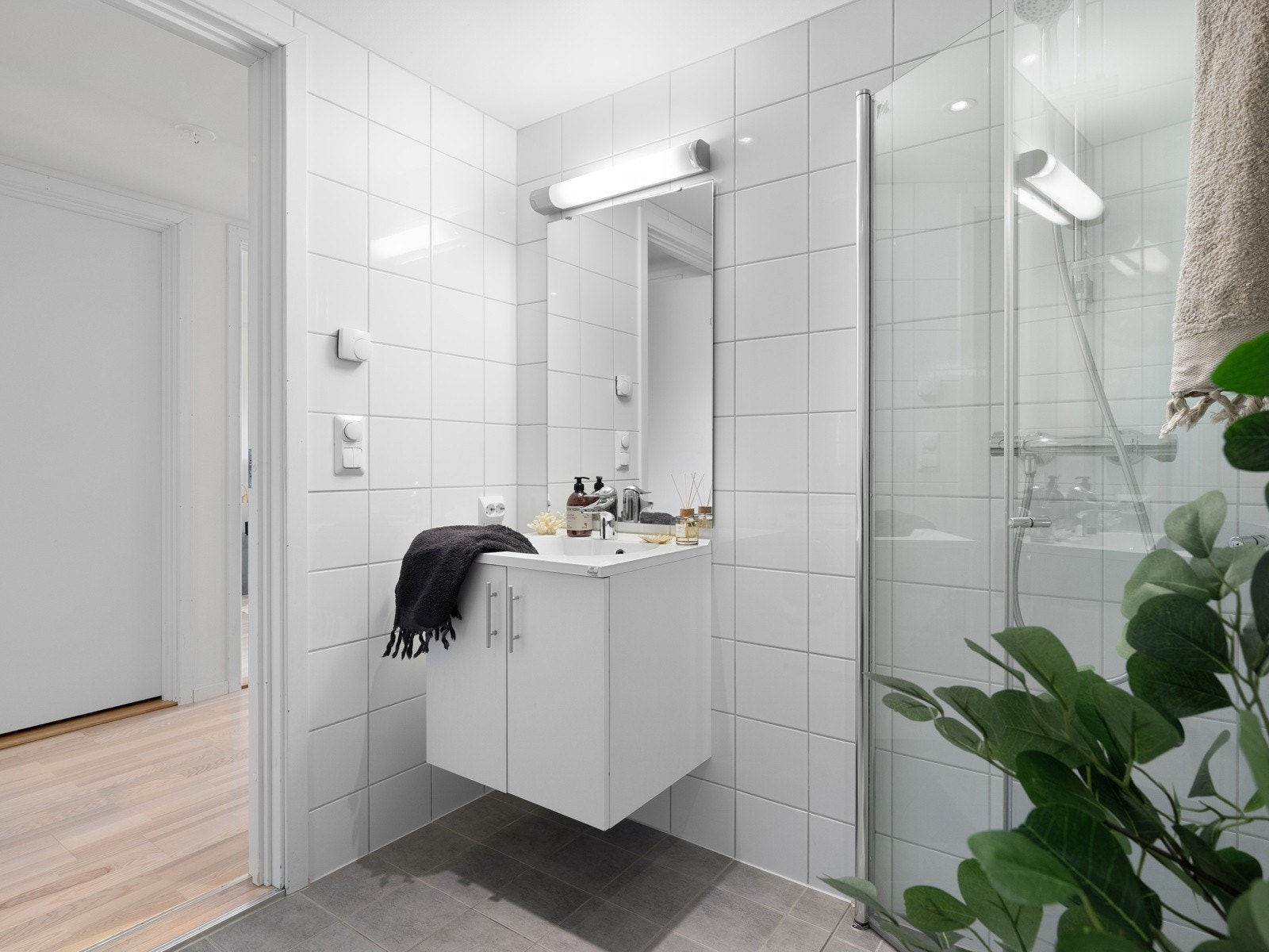 Badet er helfliset med fliser på både gulv og vegger, og har et moderne uttrykk. Galleribilde
