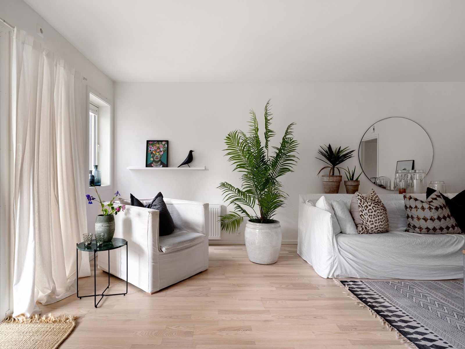 Rommet har en åpen og fleksibel planløsning med plass til sofagruppe. Galleribilde