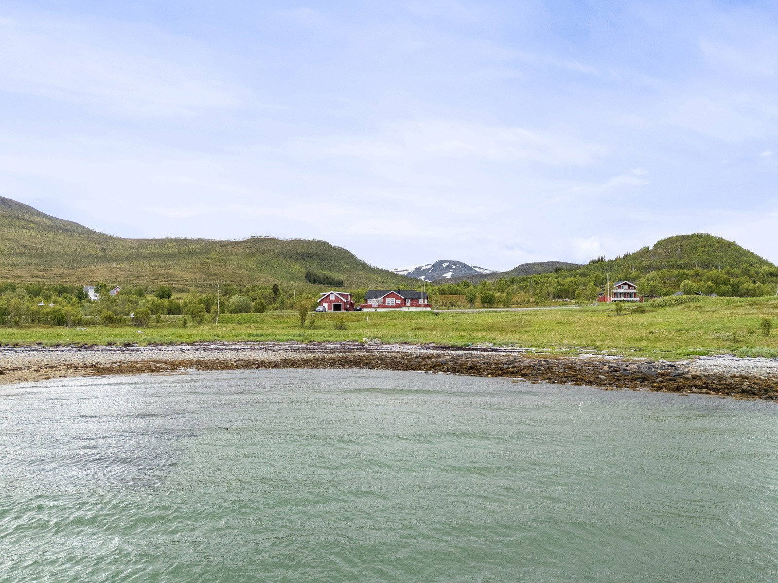 Enkel adkomst til sjøen for deg som søker hit. Velkommen på visning!