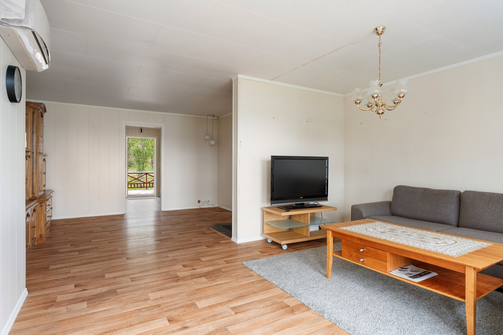 TV og sofa finner sin naturlige plass i stuen.