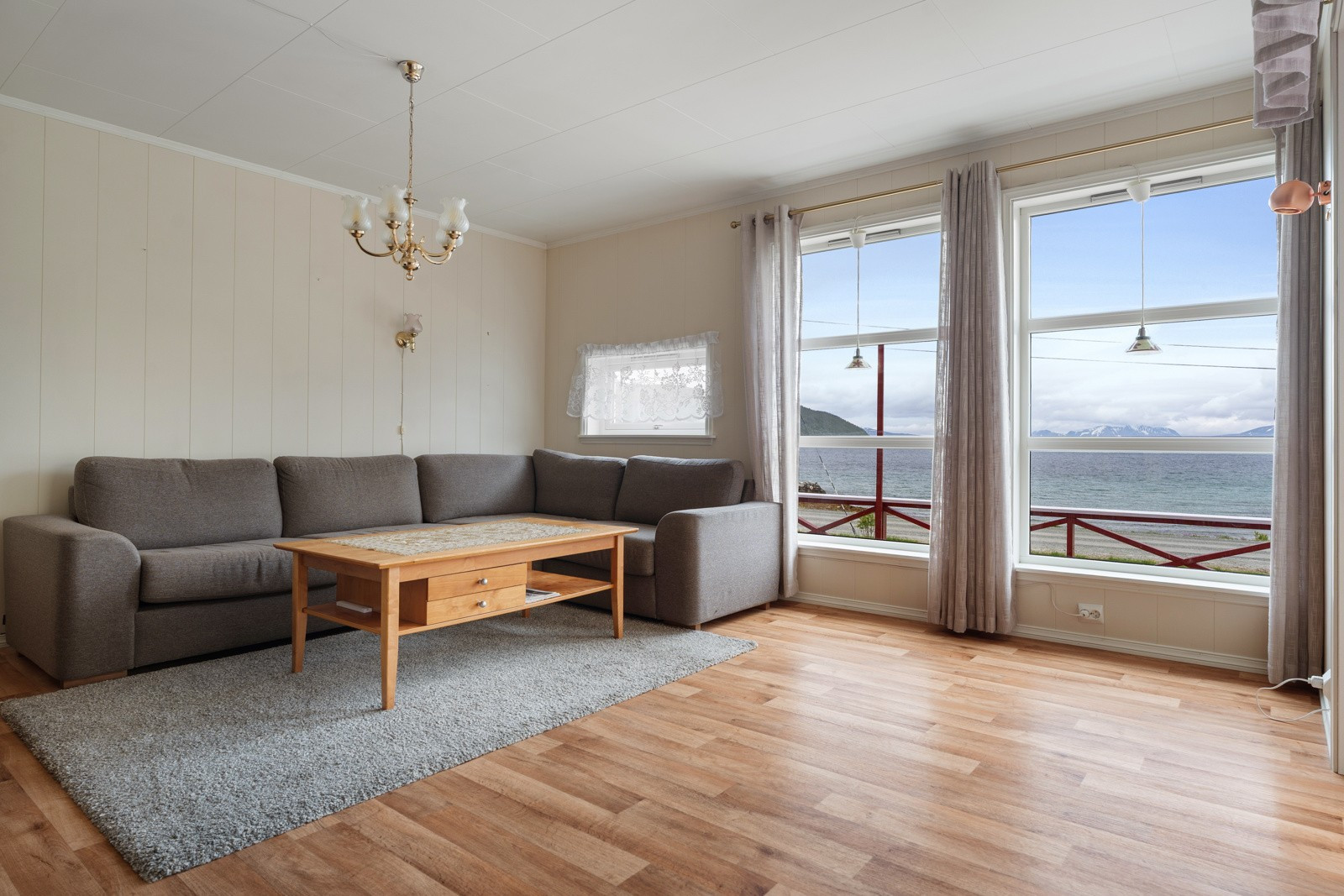 Stuen har gode møbleringsmuligheter og fantastisk utsikt.