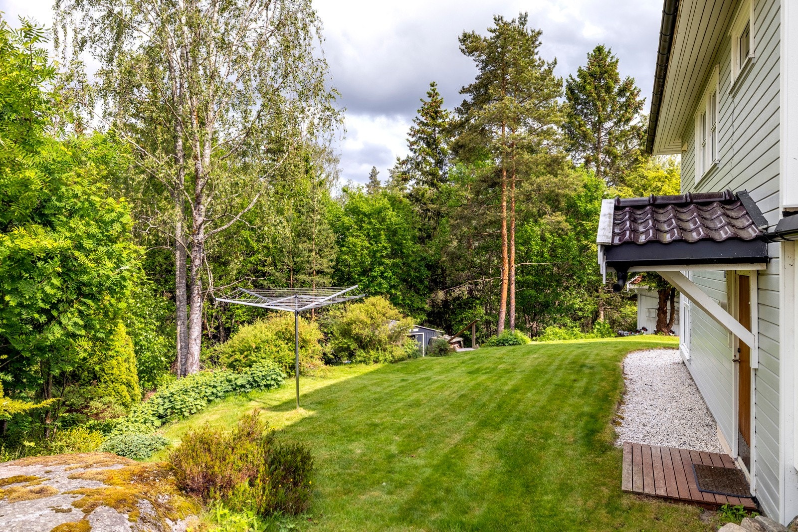 Flott gressplen som egner seg godt til lek og rekreasjon. Galleribilde