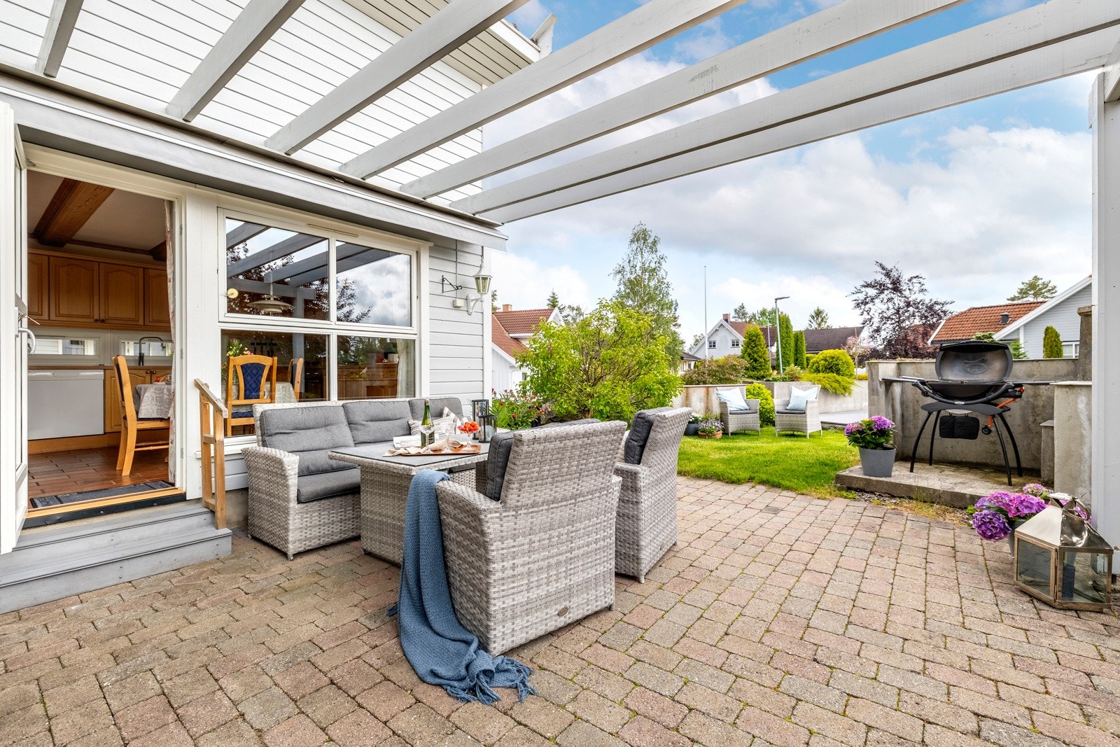Fra stuen i hoveddelen er det utgang til en hyggelig uteplass med steinsatt grunn, murt grill og pergola. Galleribilde