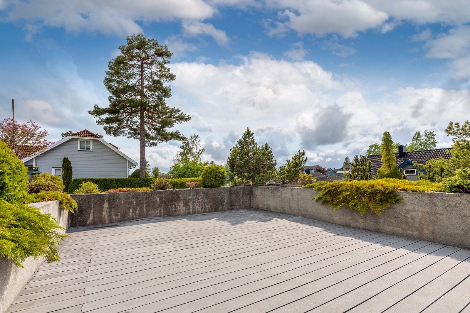 I tillegg finnes en solrik terrasse over garasjen med mange muligheter. Galleribilde