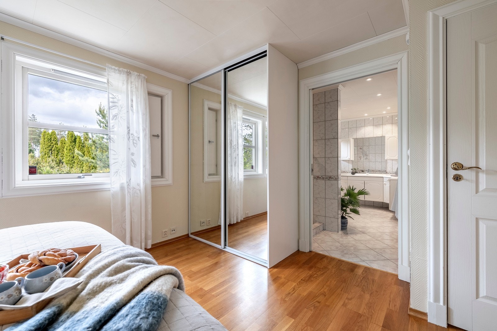 Hovedsoverommet har adkomst til det ene badet og er innredet med to praktiske skyvedørsgarderober. Galleribilde