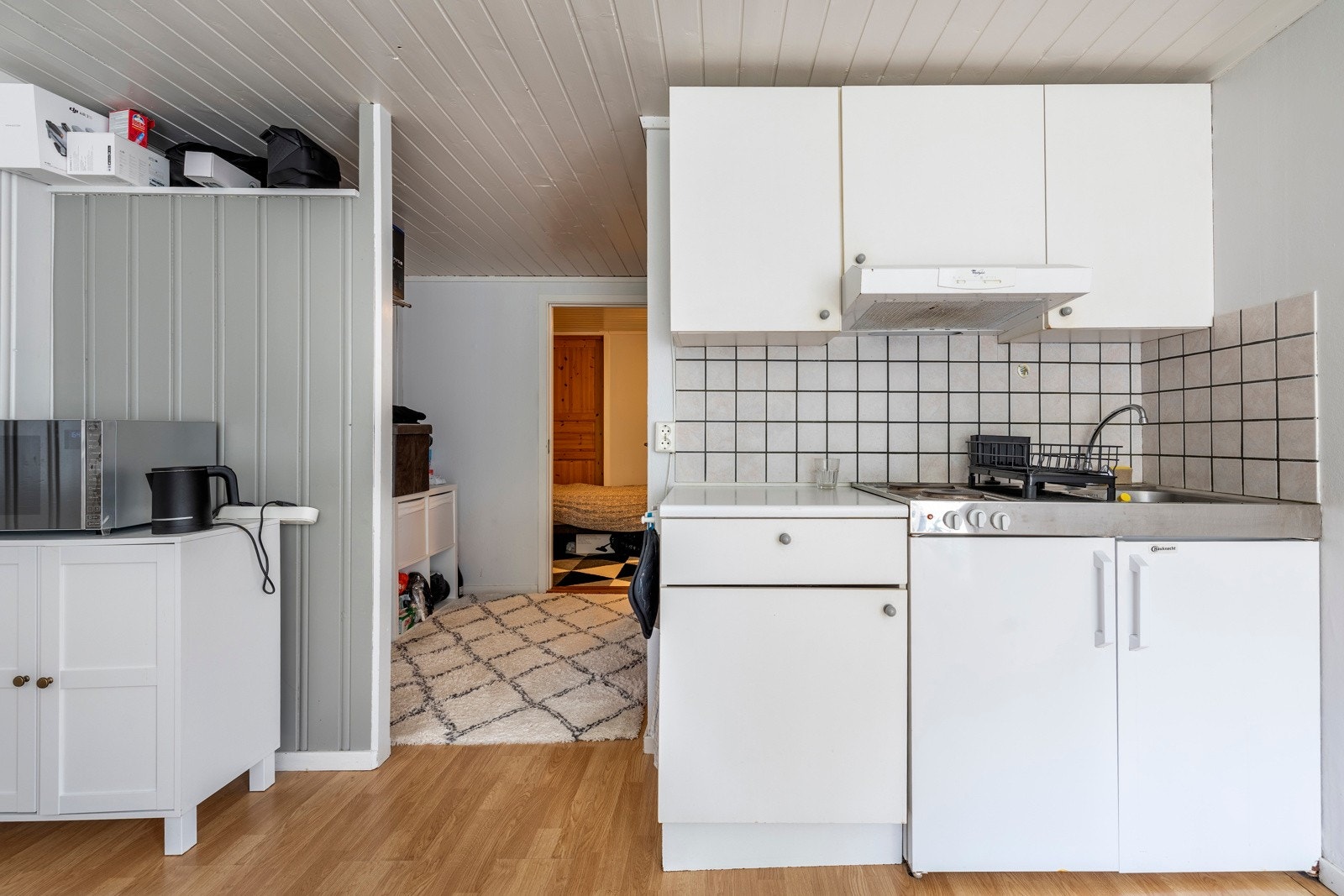 Kjøkkenet har overskap på vegg og er utstyrt med integrert kjøleskap og vaskekum. Galleribilde