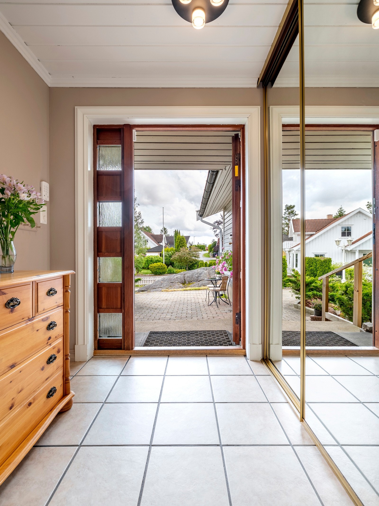 Entréen består først av et praktisk vindfang innredet med en skyvedørsgarderobe, og det er god plass til både knaggoppheng og et konsollbord. Galleribilde