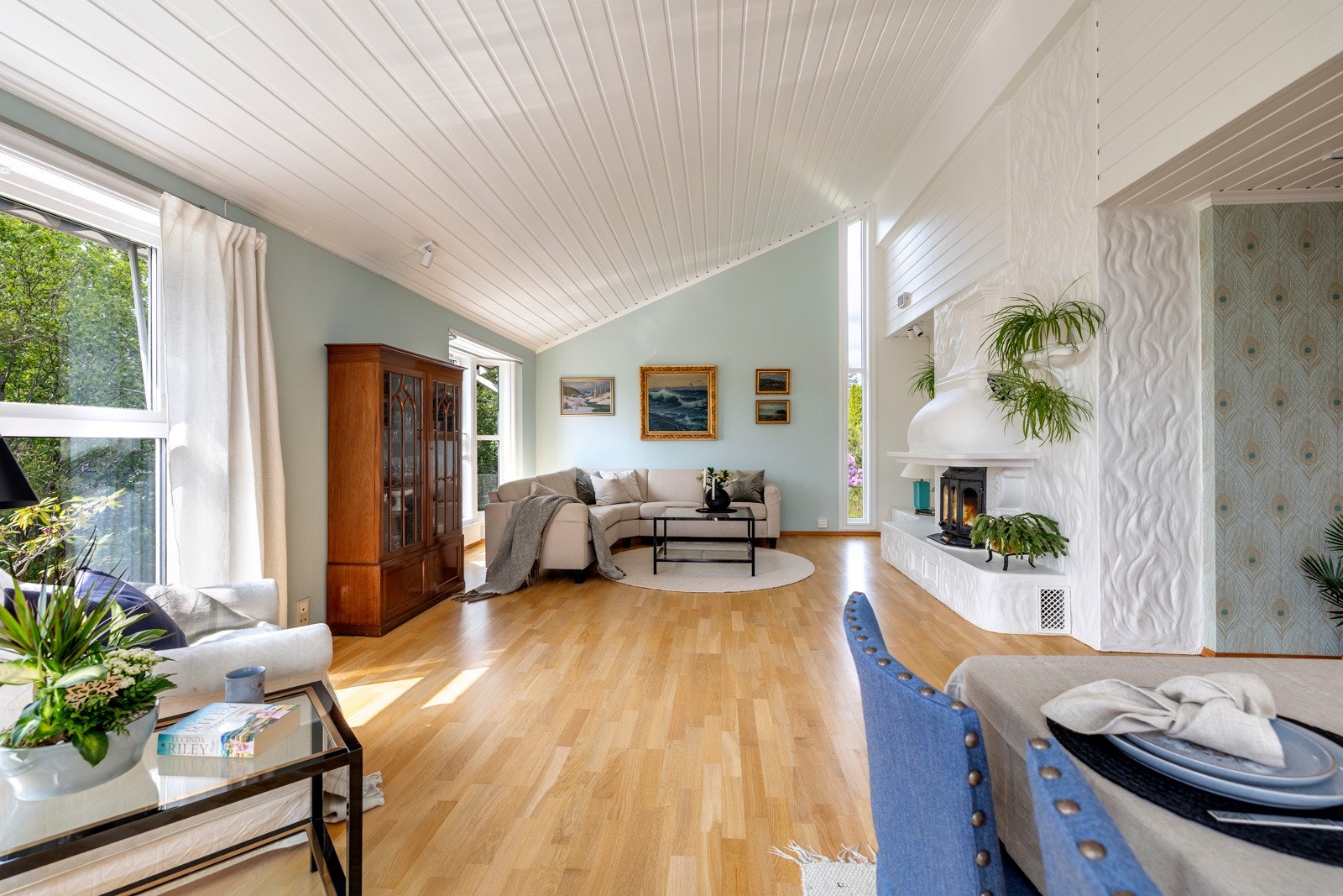 Her har du store vindusflater som slipper inn rikelig med naturlig dagslys og en generøs takhøyde som gir rommet en åpen og luftig følelse. Galleribilde
