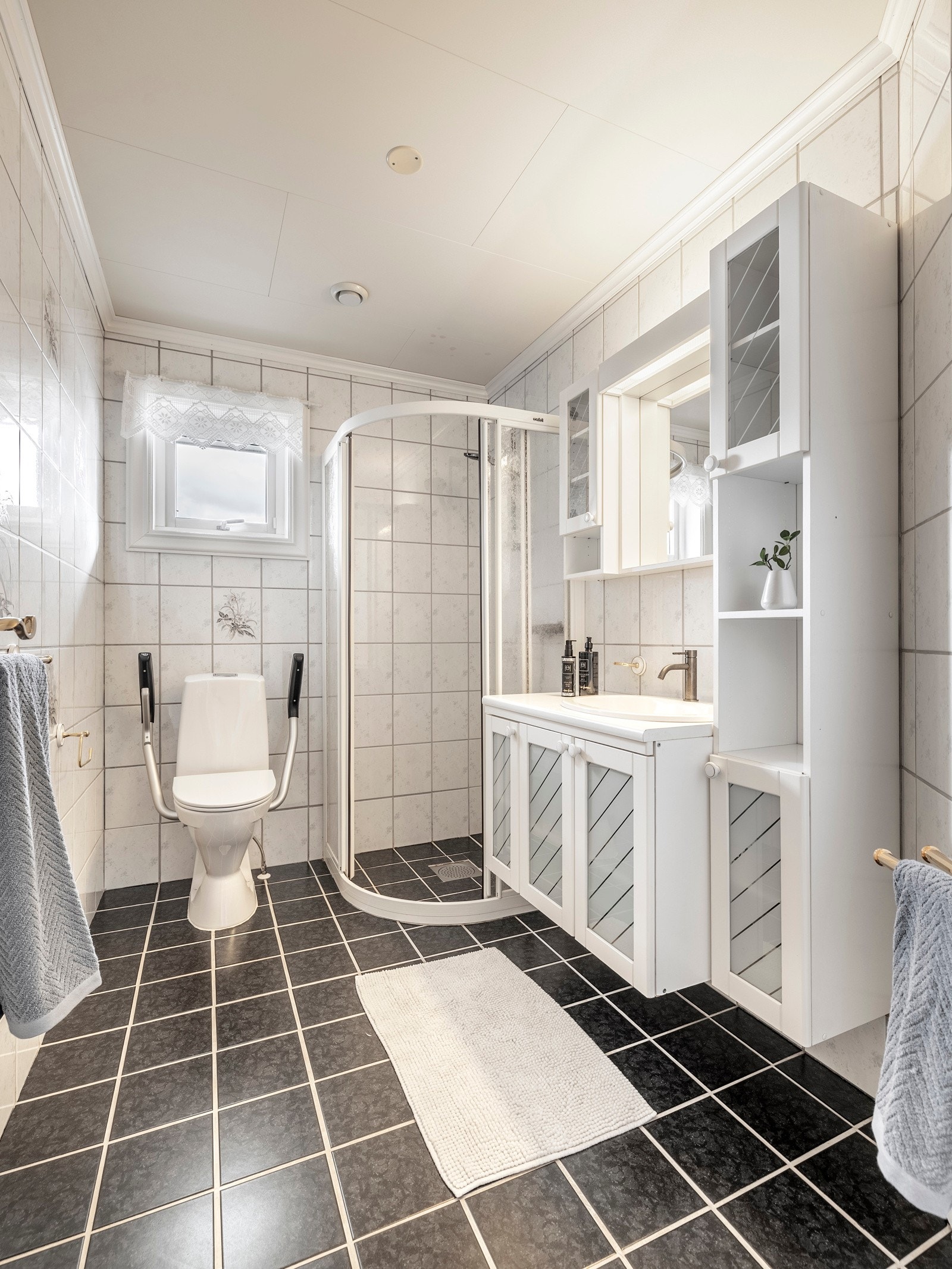 Det ene badet ligger praktisk plassert i tilknytning til gangen og har flislagte vegger og gulv, samt vannbåren gulvvarme. Galleribilde